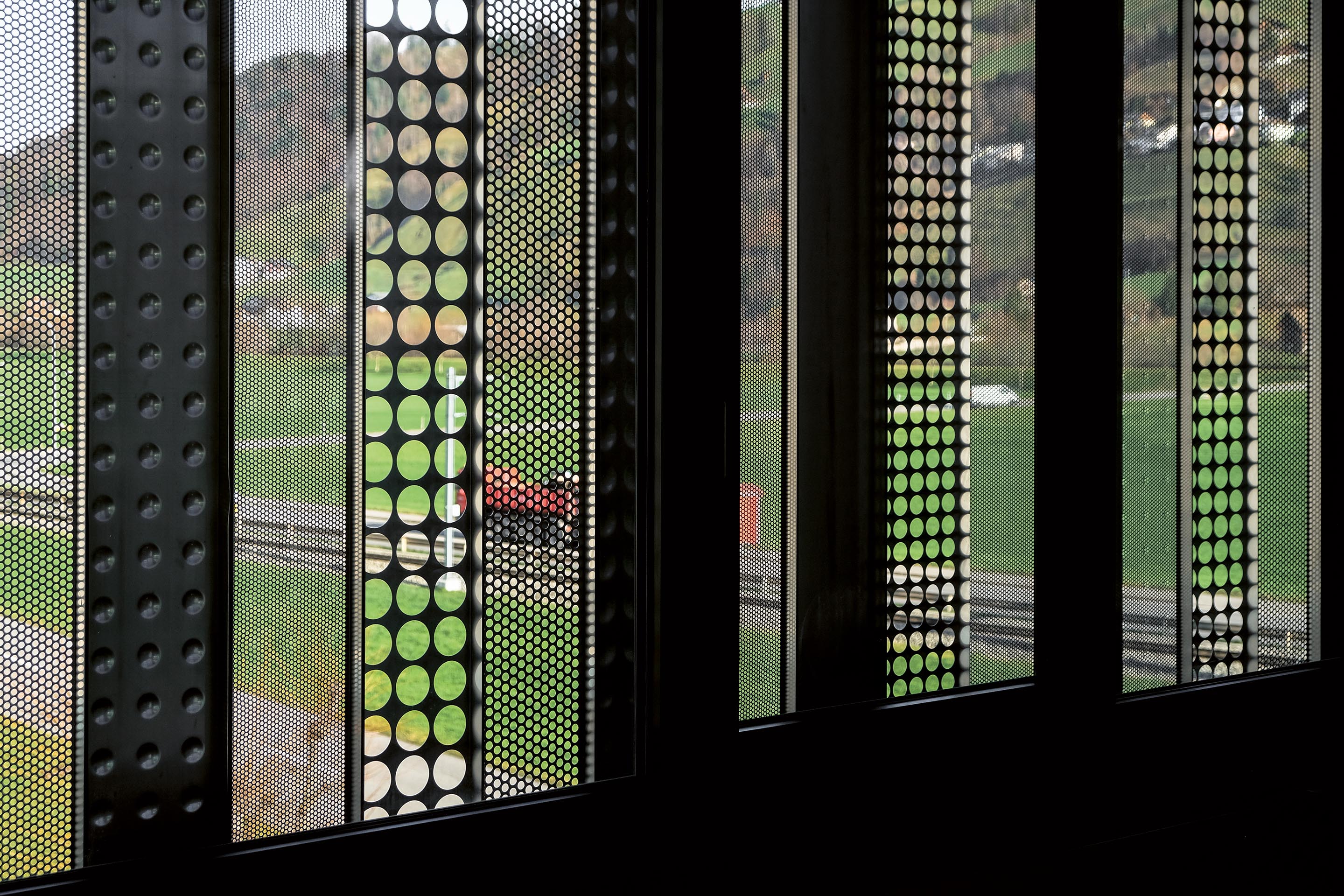 Eine Stahlhülle, aber nicht undurchdringlich. Nahblick durch die Fassade ins Engelbergertal.