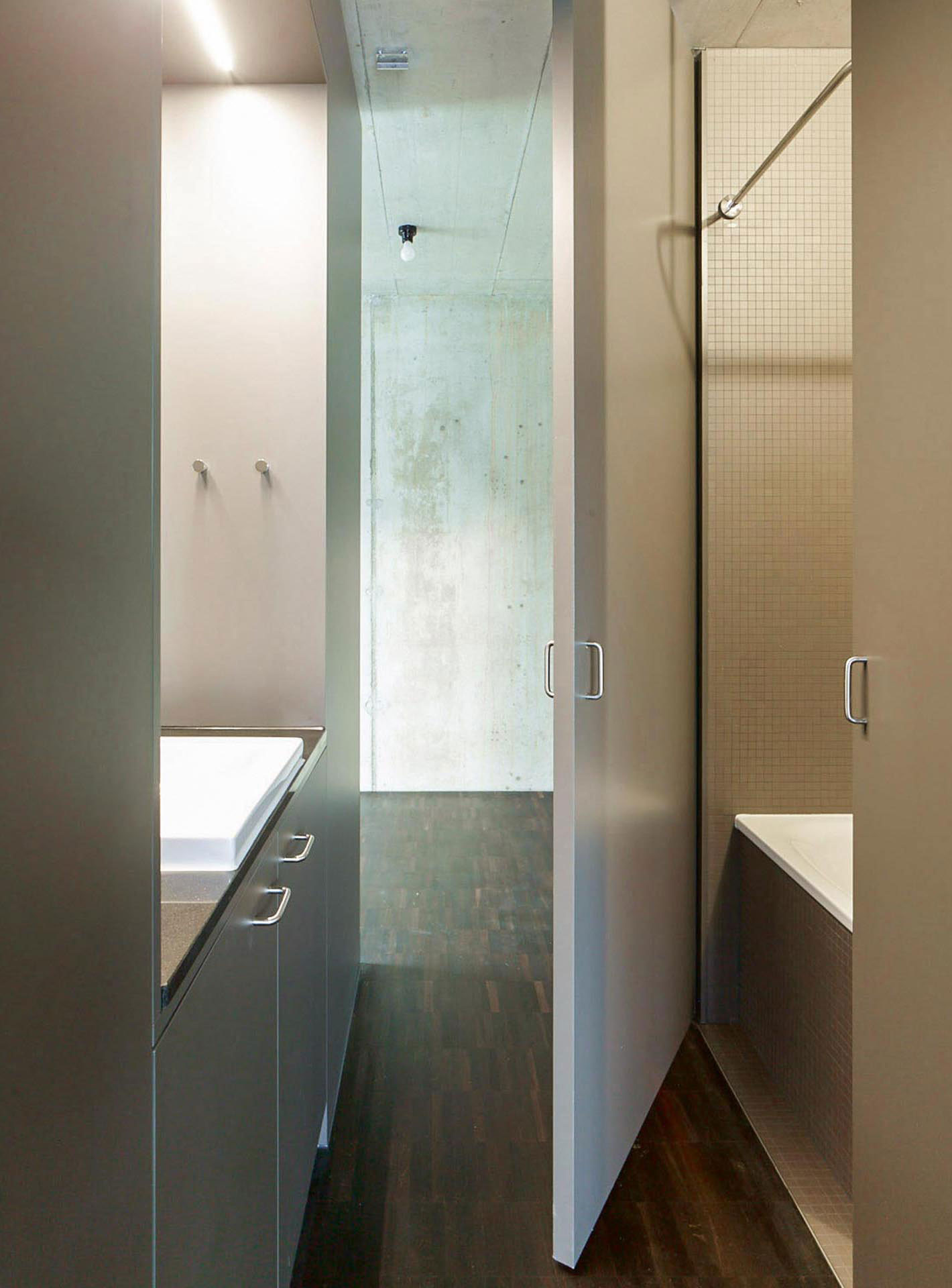 Der Durchgang mit Lavabo auf der Rückseite des Einbaumöbels lässt sich in ein Badezimmer verwandeln, wie bei Lux Guyer.