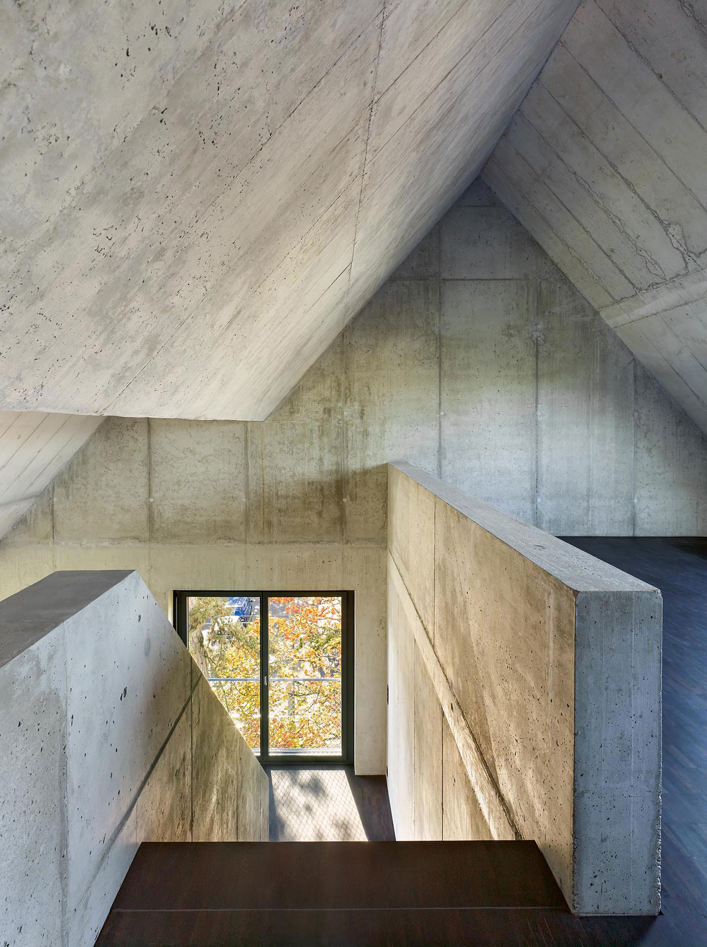 Wohnen bis unter den Dachgiebel: Unten befinden sich Küche und Wohnraum, oben Schlafbereich und Badezimmer.