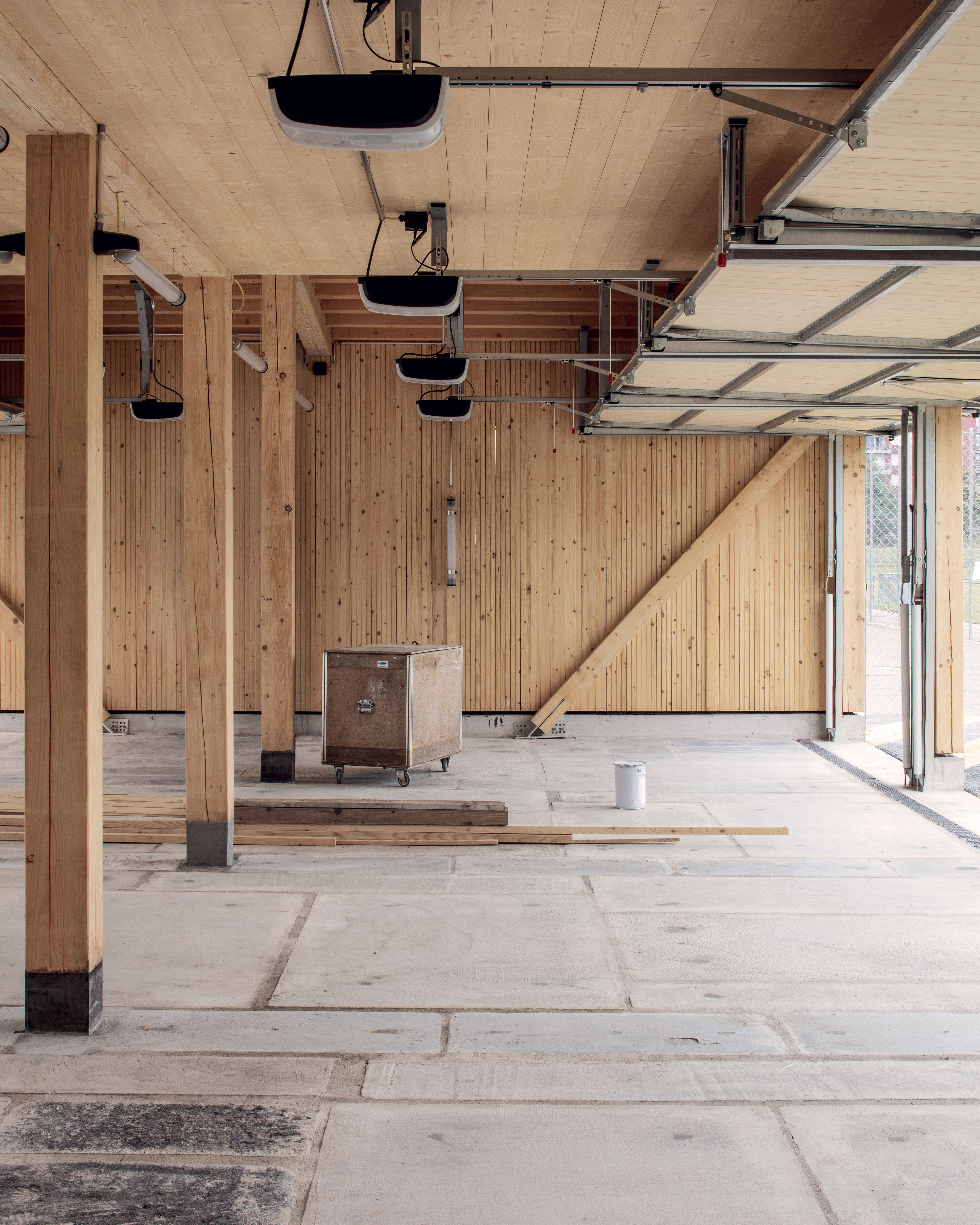 Au rez, le dallage exécuté au moyen de blocs de béton de réemploi peut supporter la charge des véhicules d’entretien.