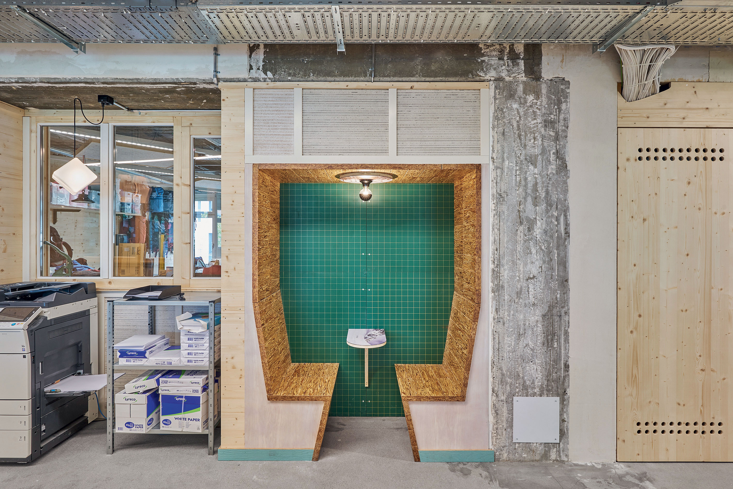 Avant d’acheter du neuf, le bureau a été transformé avec tout ce qu’on a trouvé sur place : anciennes cloisons, murs de grimpe, panneaux publicitaires, etc.