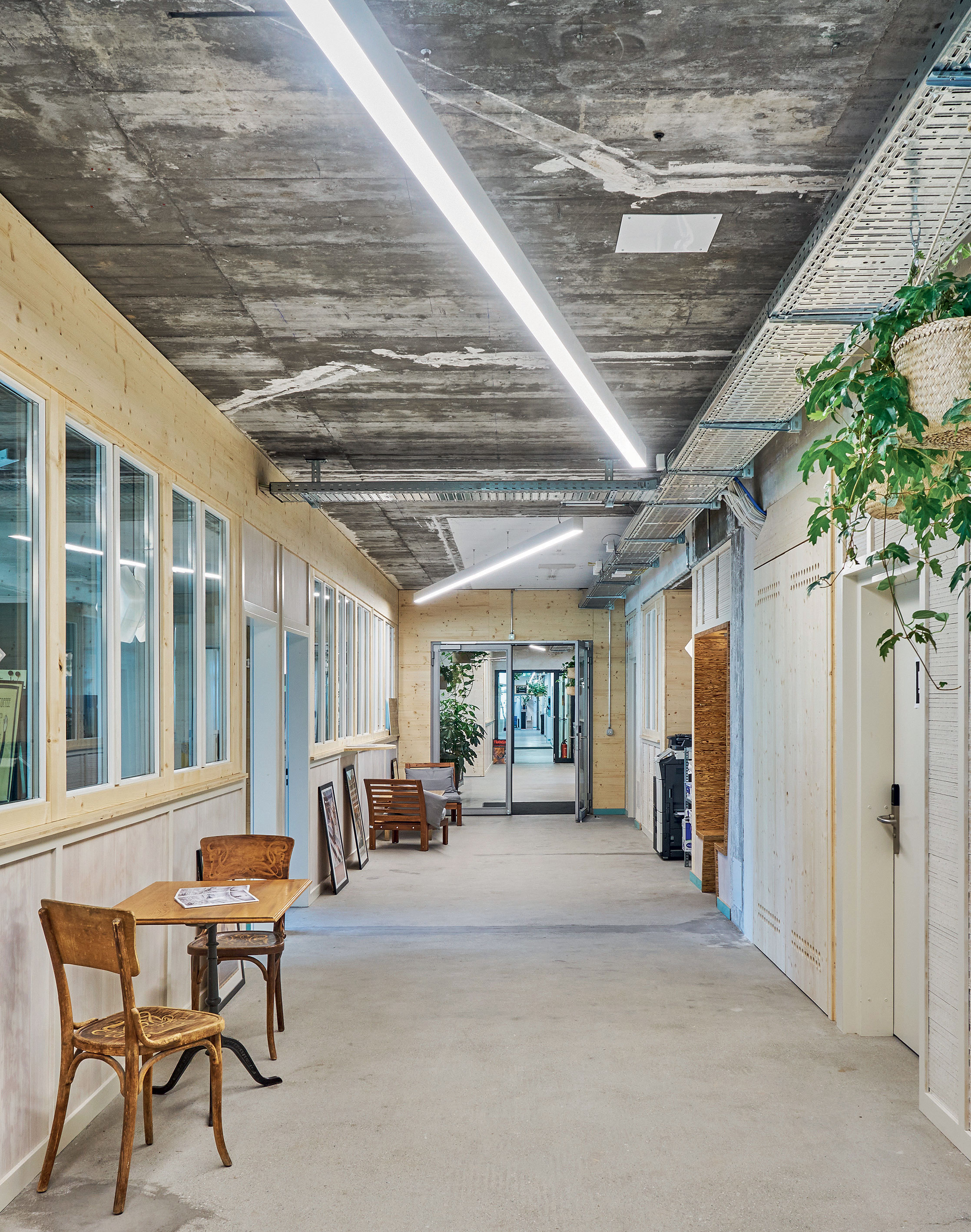 L’esprit d’improvisation et le travail manuel animent les bureaux et, selon le directeur, alimenterait même les réflexions des employés. ()