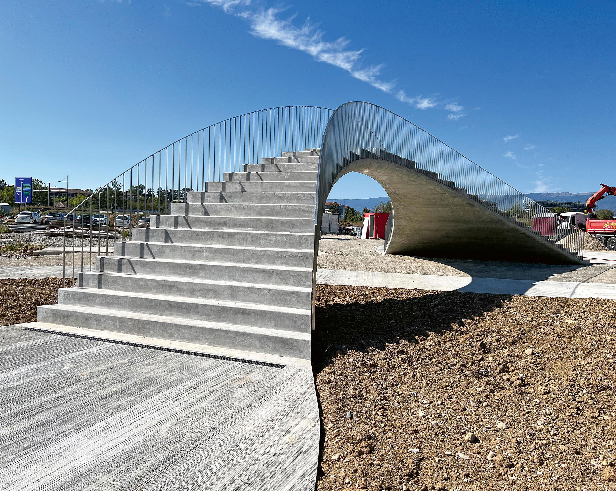 «L'opera ha una forma elegante e ariosa, snella e leggera, una struttura asimmetrica e curva che si erge con grazia sopra un percorso contemplativo. Questo percorso a nastro di Möbius vuole offrire all'utente, nell'avvicinare e nel percorrere l'opera, la percezione di una forma in continua trasformazione». Damien Dreier, Luis Borges, Florian Szüle (estratto dalla relazione di progetto).