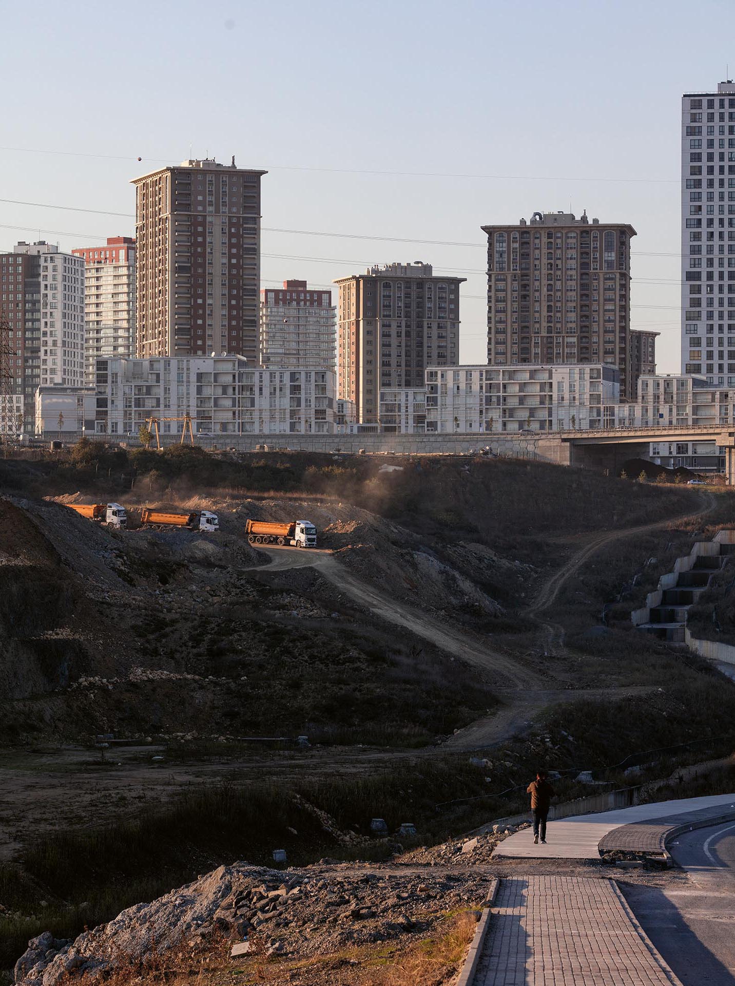 Les travaux continuent dans l’arrondissement stambouliote de Başakşehir qui se trouve à proximité du tracé prévu pour le canal. Les nouvelles routes, les nouveaux échangeurs, les nouveaux projets immobiliers et le chantier visant à amener le métro jusque dans cette banlieue poursuivent l’urbanisation commencée dans les années 1990 de cette zone autrefois rurale.