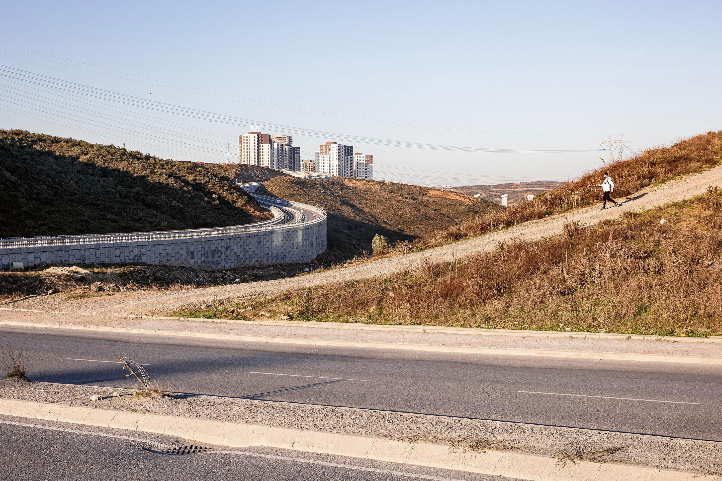 En périphérie du quartier de Başakşehir poussent des projets immobiliers déconnectés les uns des autres et qui font la part belle à la voiture comme mode de transport privilégié. En arrière-plan, un pont autoroutier en construction.
