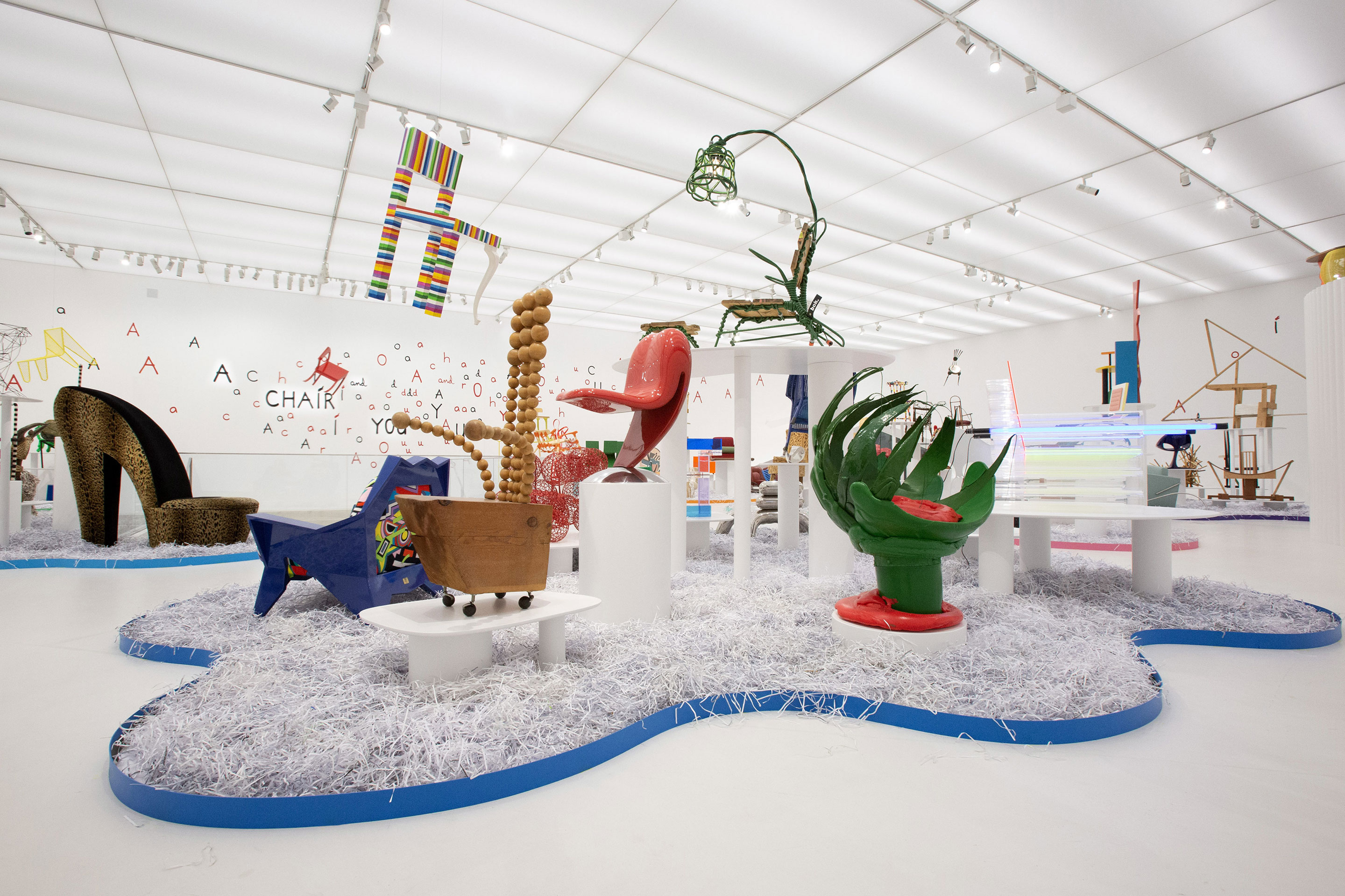 Buntes Chaos im grossen, weissen Raum: Blick in die Ausstellung.