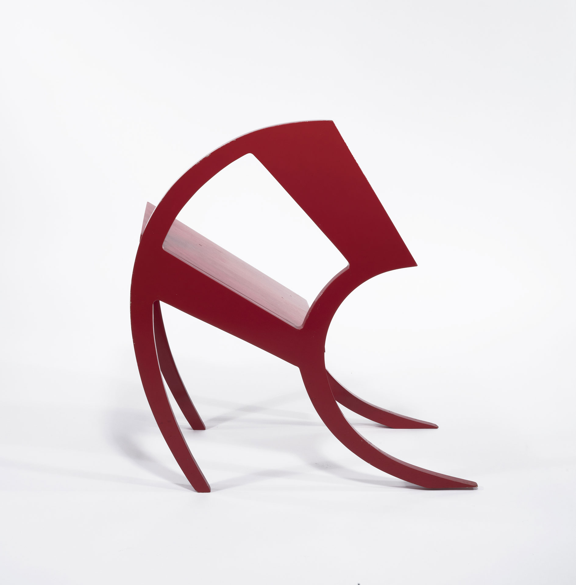 Klassenraumstuhl von Stefan-Wewerka (1971), rot lackiertes Holz, Auflage 17/40, 70 x 68 x 40 cm, Sammlung Thierry Barbier-Mueller.