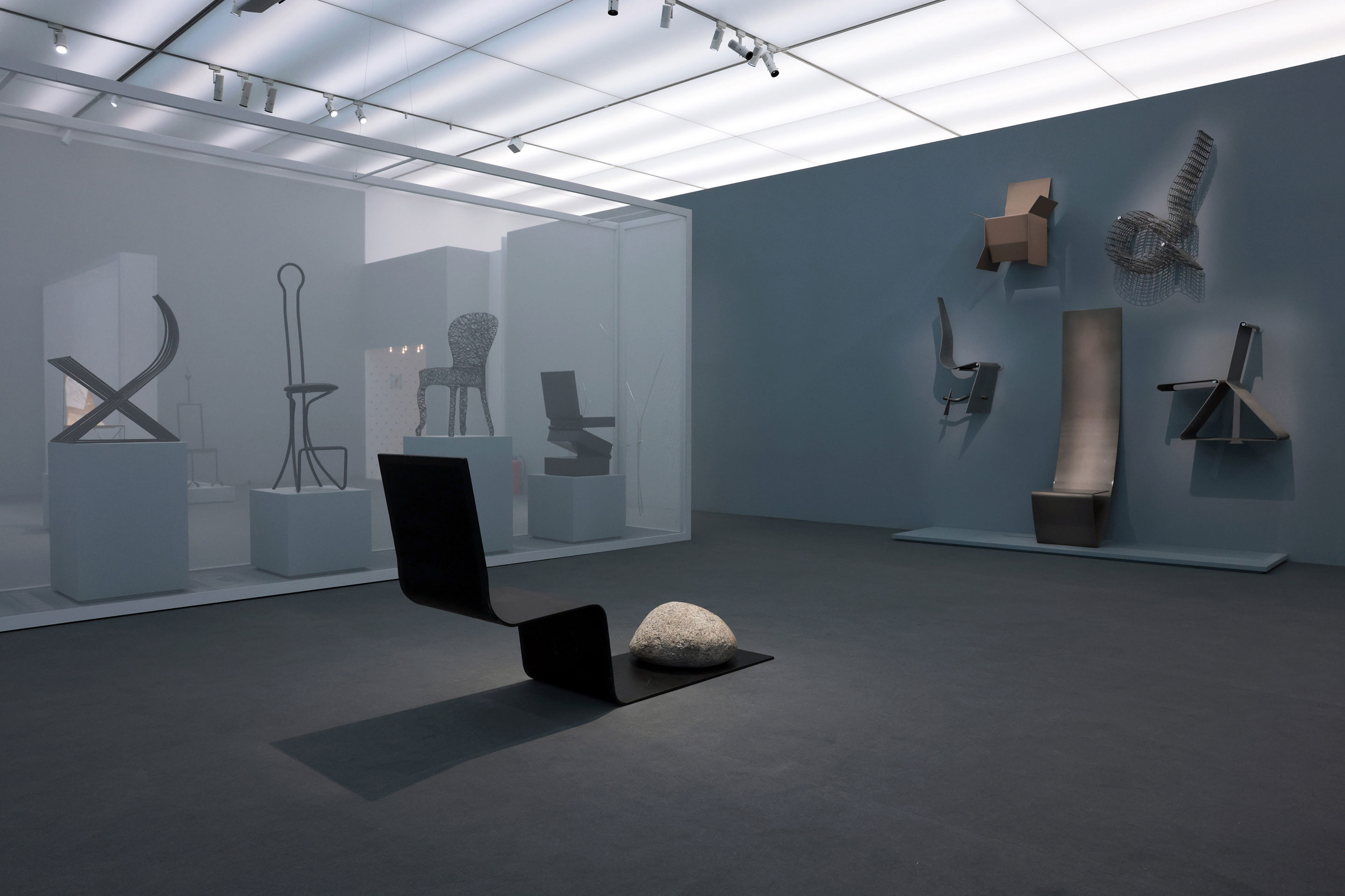 Die Ausstellung bricht mit Erwartungen und zeigt die Objekte auch im Dämmerlicht.