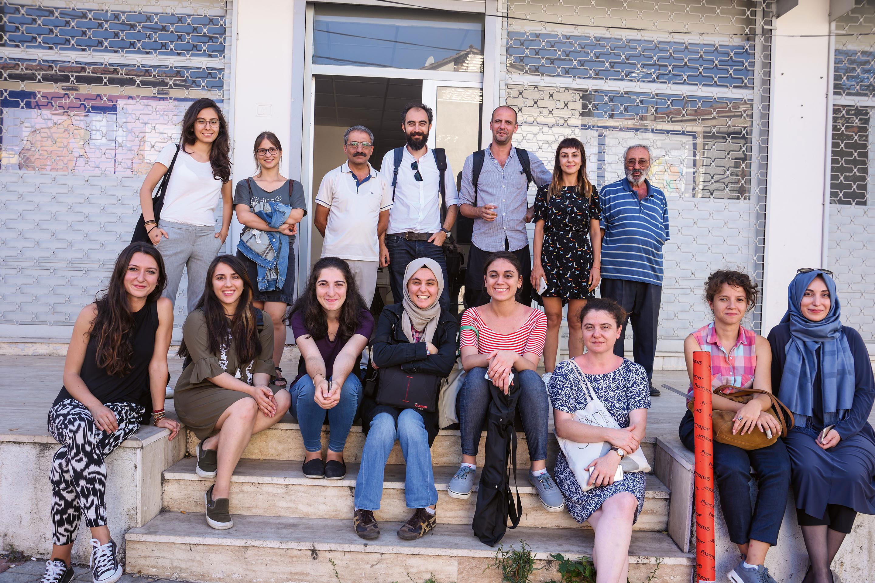 Gülsuyu Solidarity, un groupe d’urbanistes, d’architectes et d’étudiants bénévoles qui s’est associé aux activistes locaux pour imaginer un projet de «renouvellement urbain» alternatif pour les quartiers de Gülsuyu et Gülensu. Photo prise devant les bureaux de l’association de quartier.