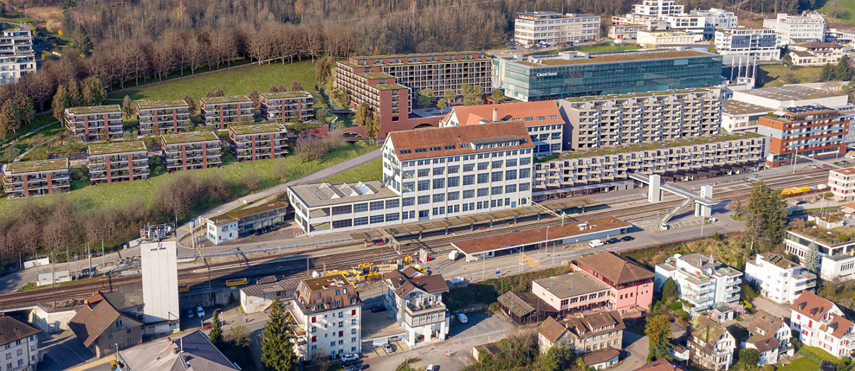 Im Bau befindliche Überbauung bergseits des Bahnhofs Oberdorf mit mehreren hundert neuen Wohnungen.