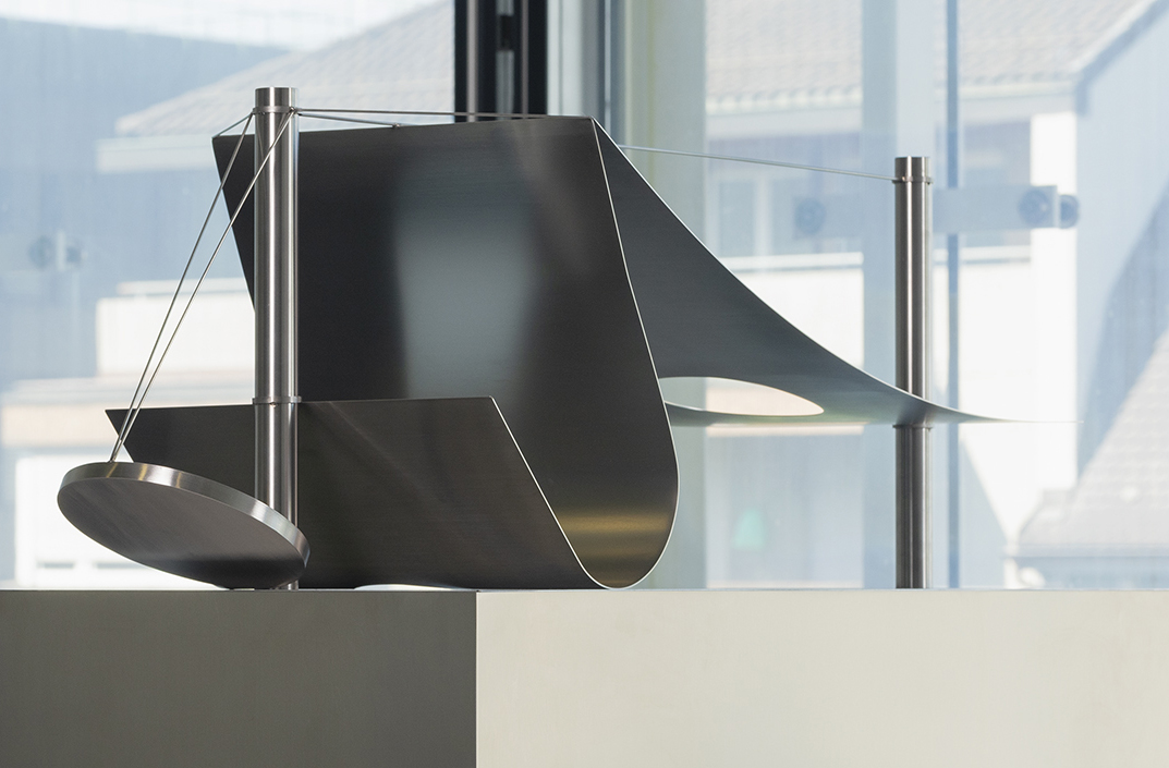 “Moving is allowed”, Basilea, 2022 – Modello 1:20 in acciaio del padiglione per la mostra Swiss Art Awards 2023.