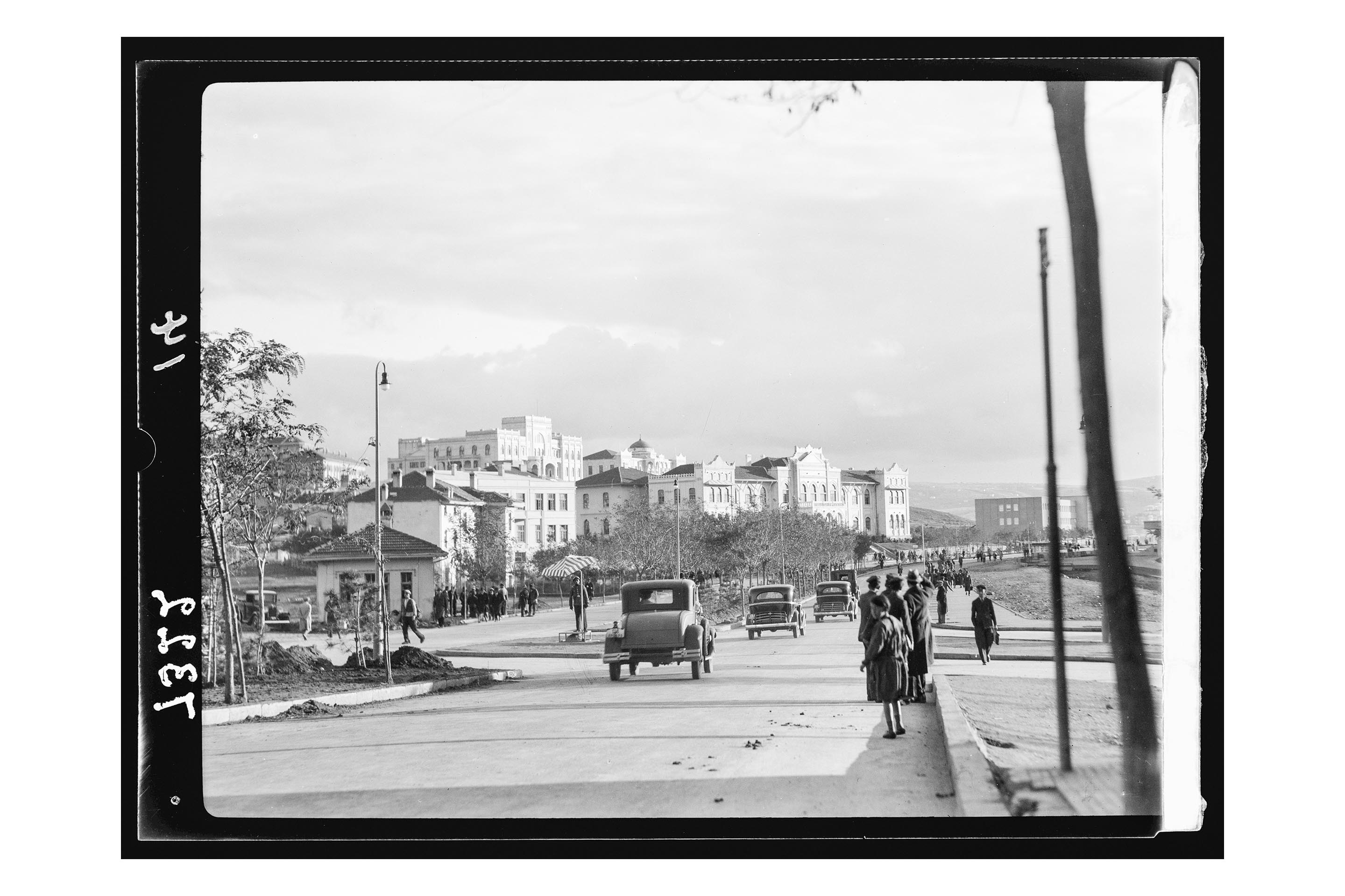 Boulevard à Ankara le long duquel ont été construits des bâtiment gouvernementaux. Ankara est devenue la capitale de la Turquie en 1923 lors de la fondation de la République turque.