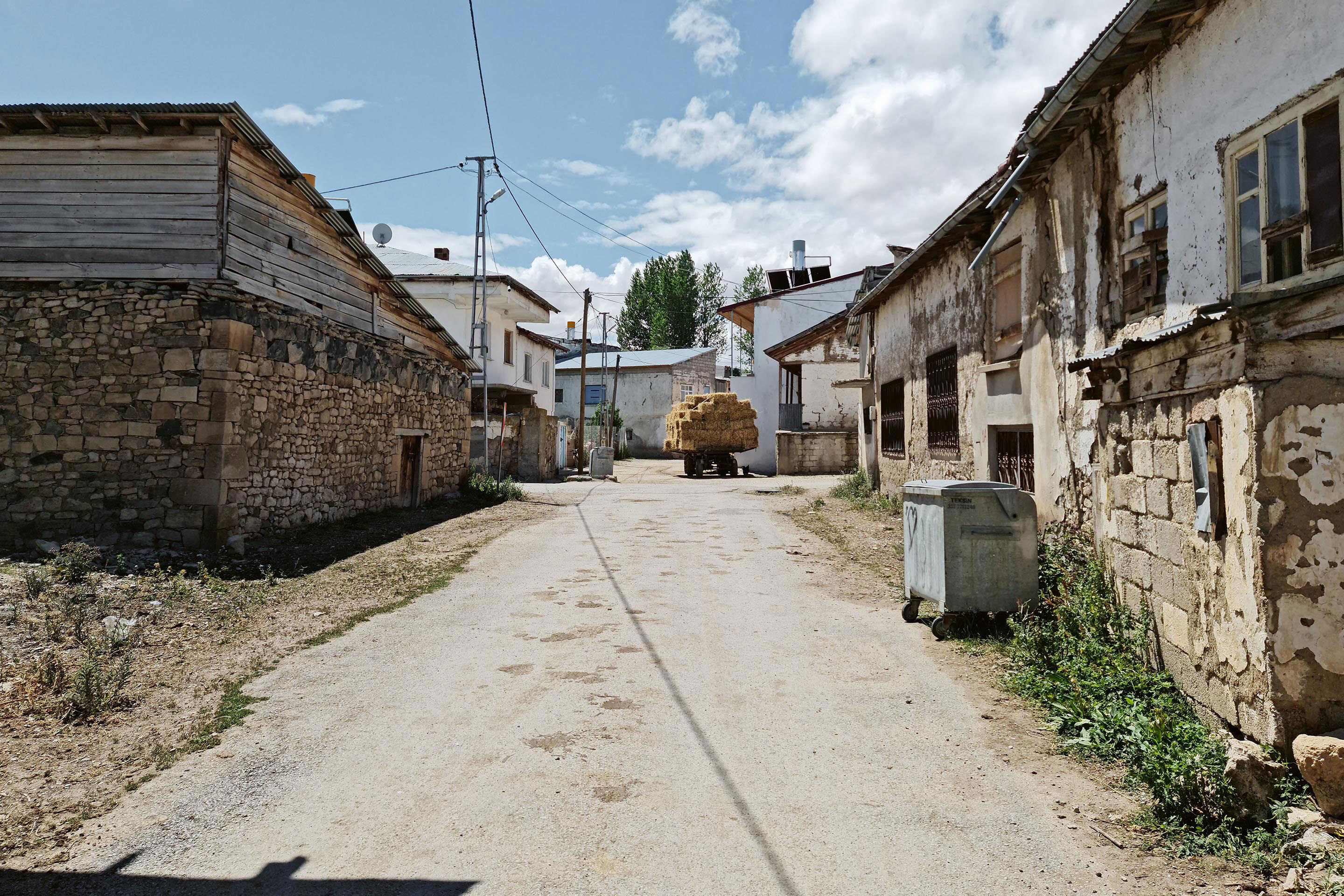 Une des principales rues dans le village d’Aşağı Dikmetaş dans la province de Bayburt au nord-est de la Turquie, en 2021. L’écart entre les grandes villes et les zones rurales reste très important.