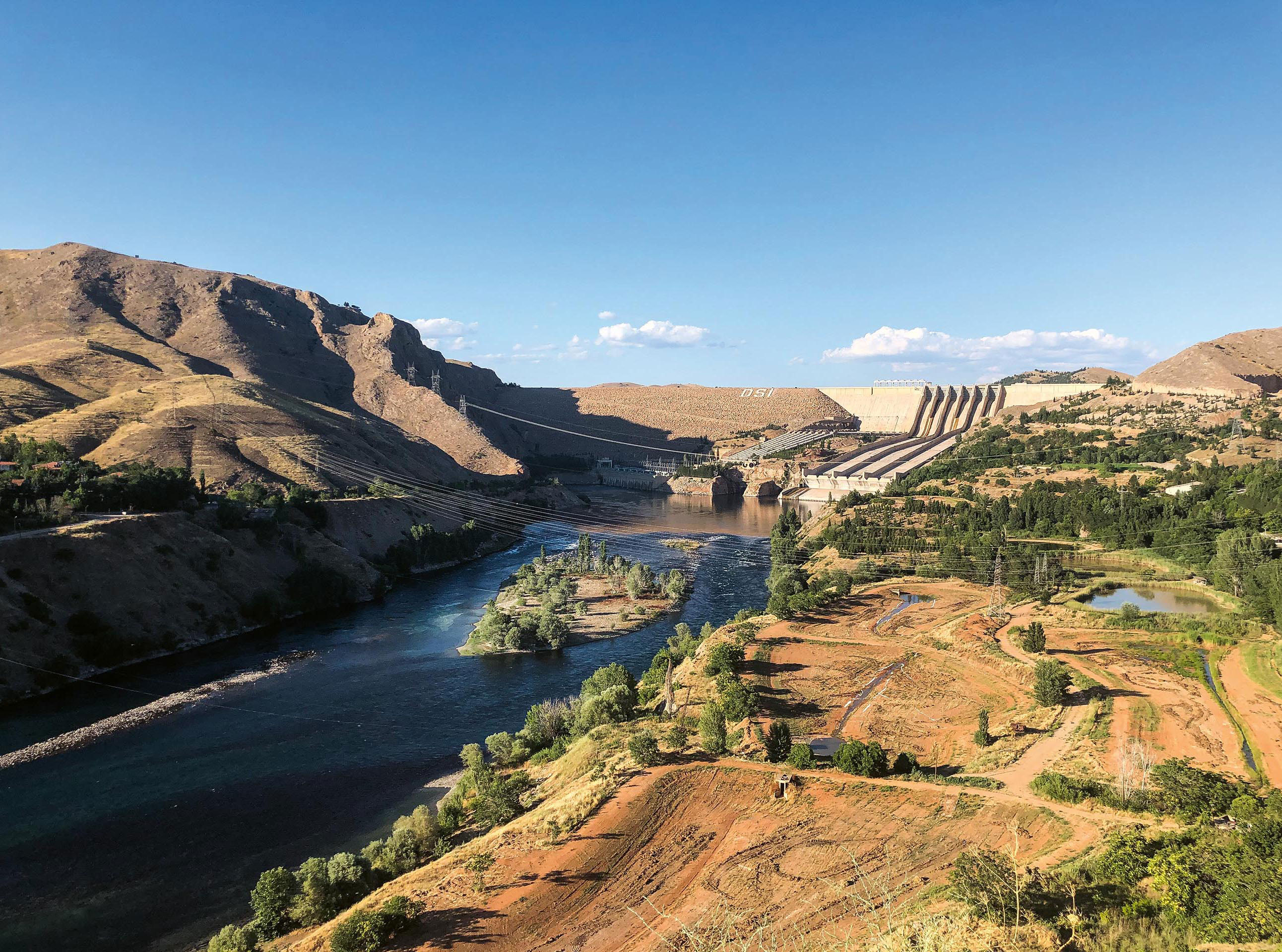 Barrage Keban dans la province orientale d’Elazığ, construit entre 1966 et 1974 sur l’Euphrate. D’une hauteur de 207 mètres, il a une capacité de production de 1330 MW.