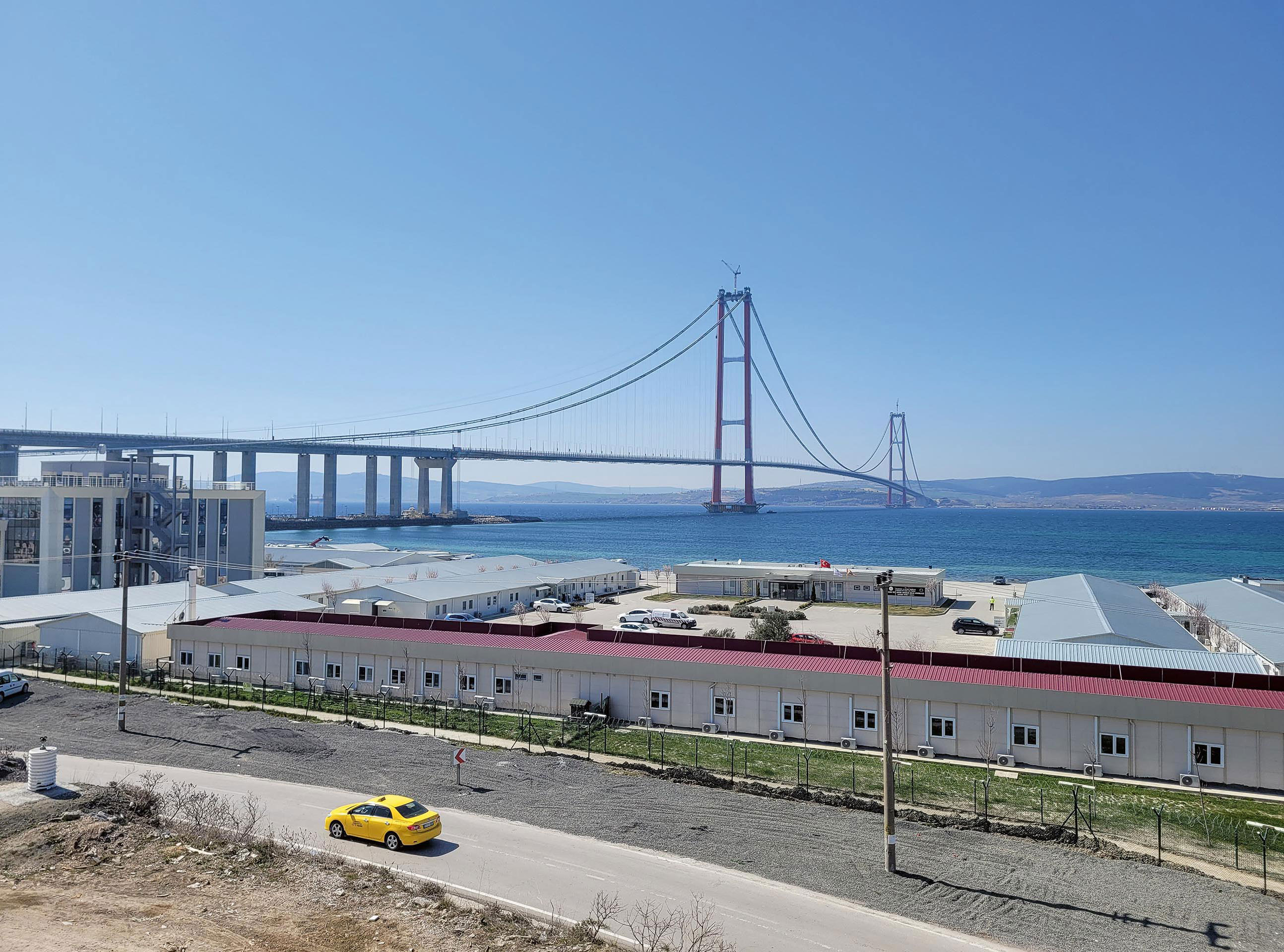 Pont du détroit des Dardanelles. Construit entre 2017 et 2022, il fait partie de la liste des grands projets d’infrastructures entrepris par l’AKP. La longueur totale est de 4,6 km et la portée centrale mesure 2023 m, un nombre qui n’a pas été choisi au hasard puisqu’il fait référence au centenaire de la création de la République turque.