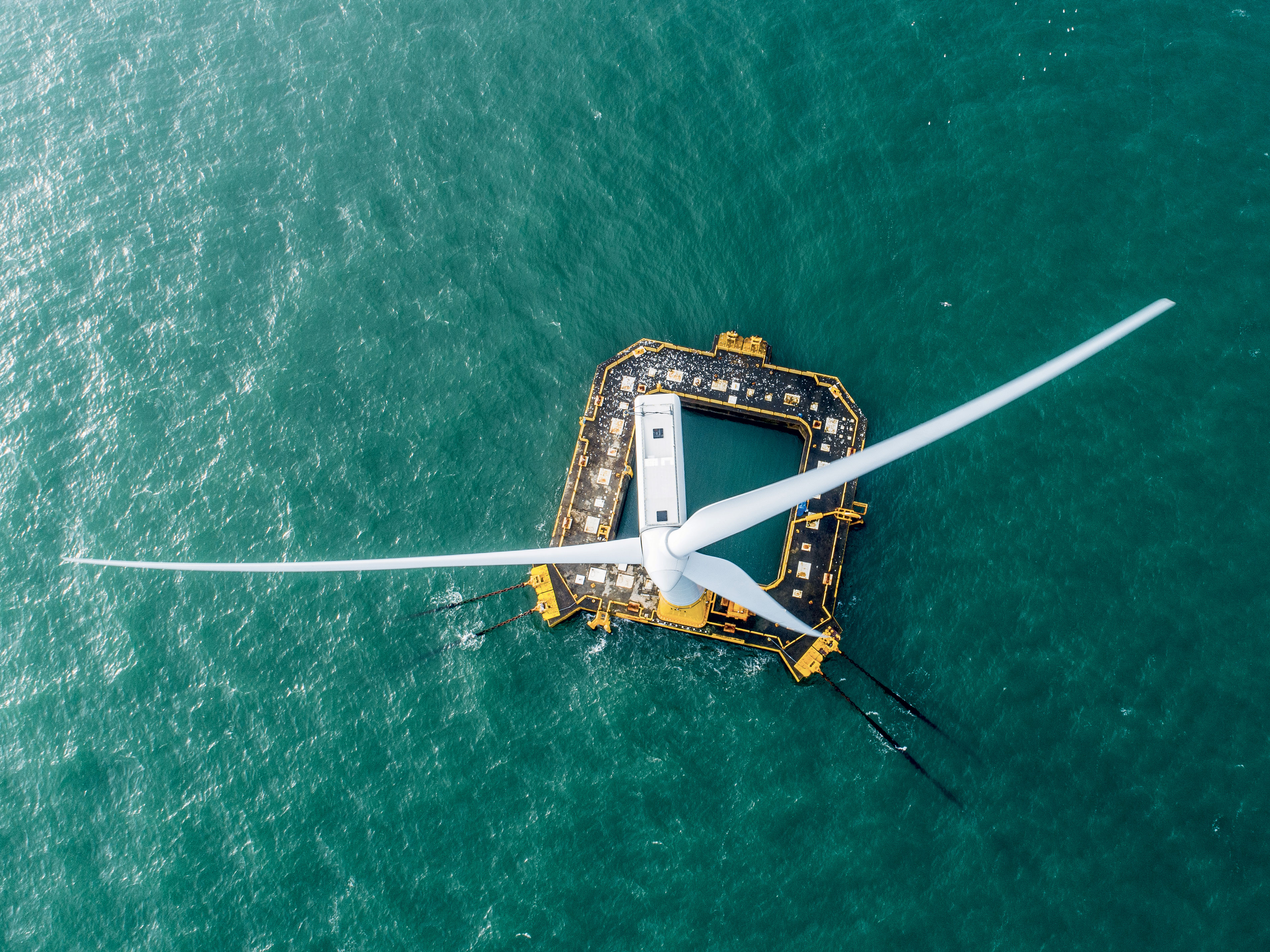 Le prototype Floatgen de fondation semi-submersible installé au large du Croisic en Bretagne