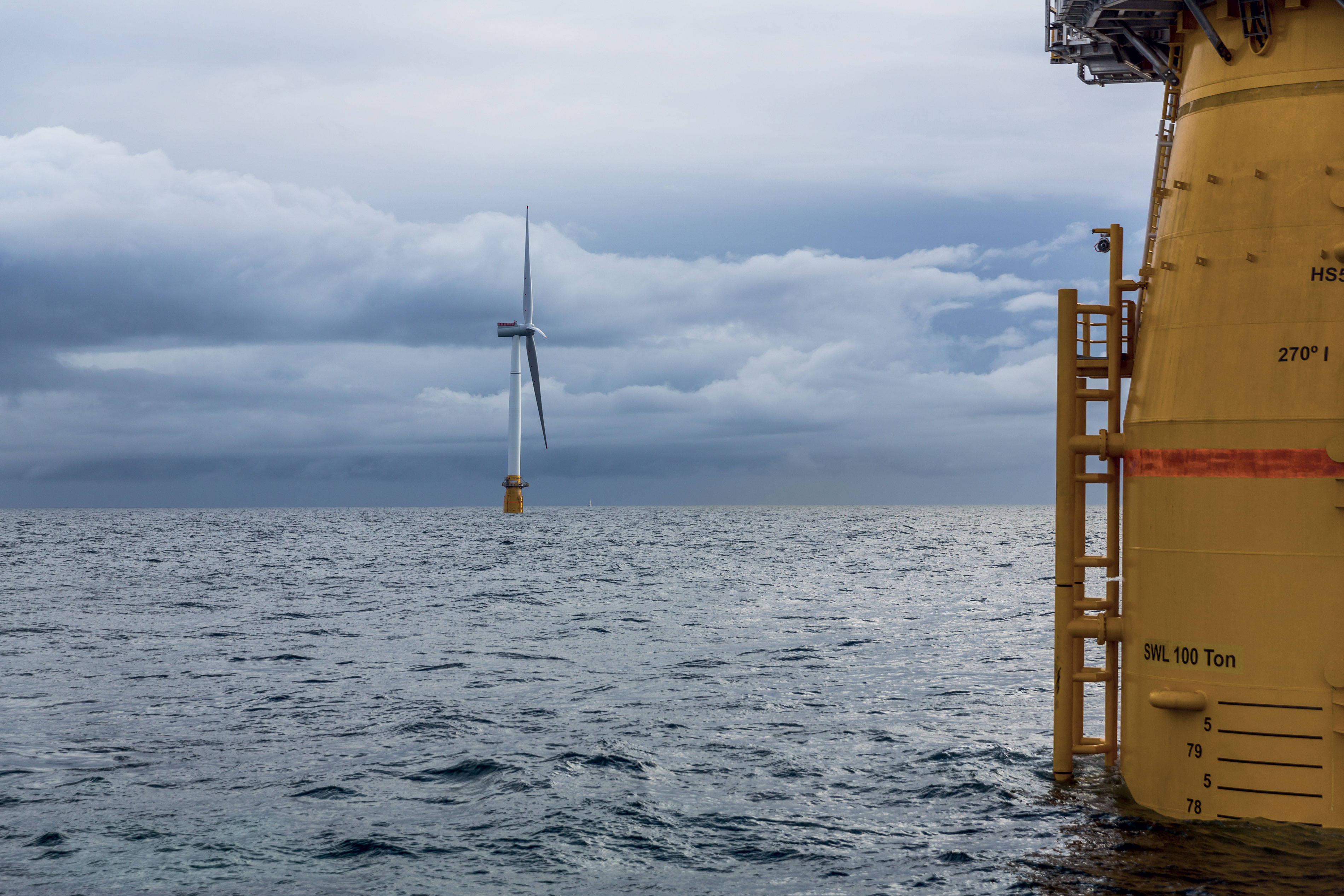 Éoliennes sur fondation de type SPAR dans le parc de Hywind Tampen en Norvège