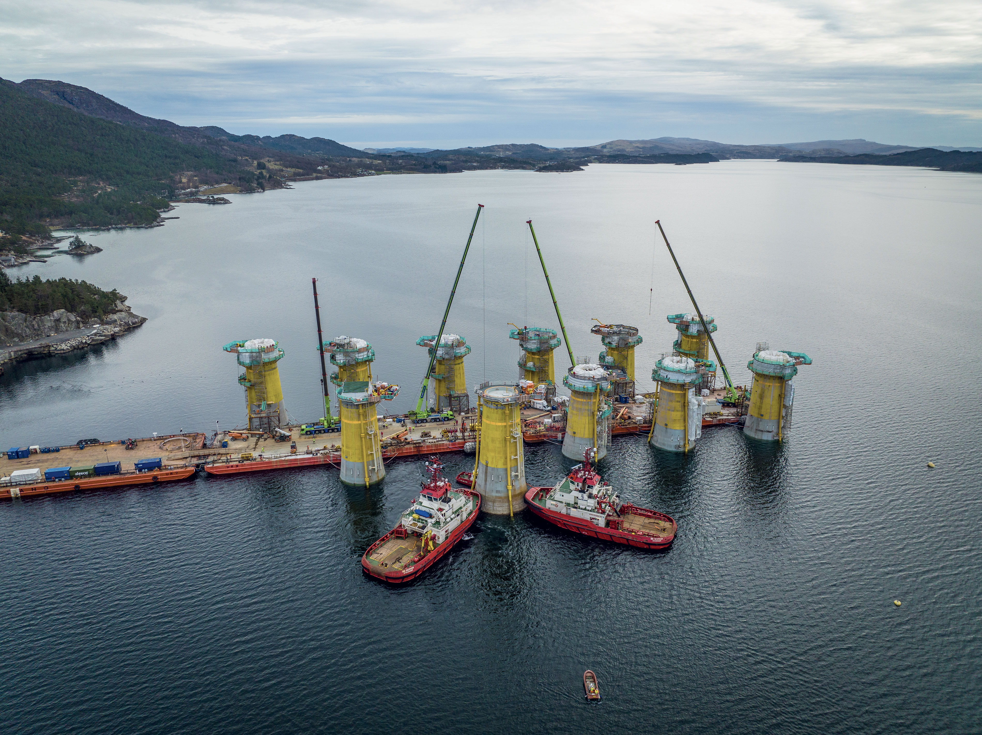 Fondation de type SPAR pour le parc de Hywind Tampen en Norvège, avant la mise en place des éoliennes