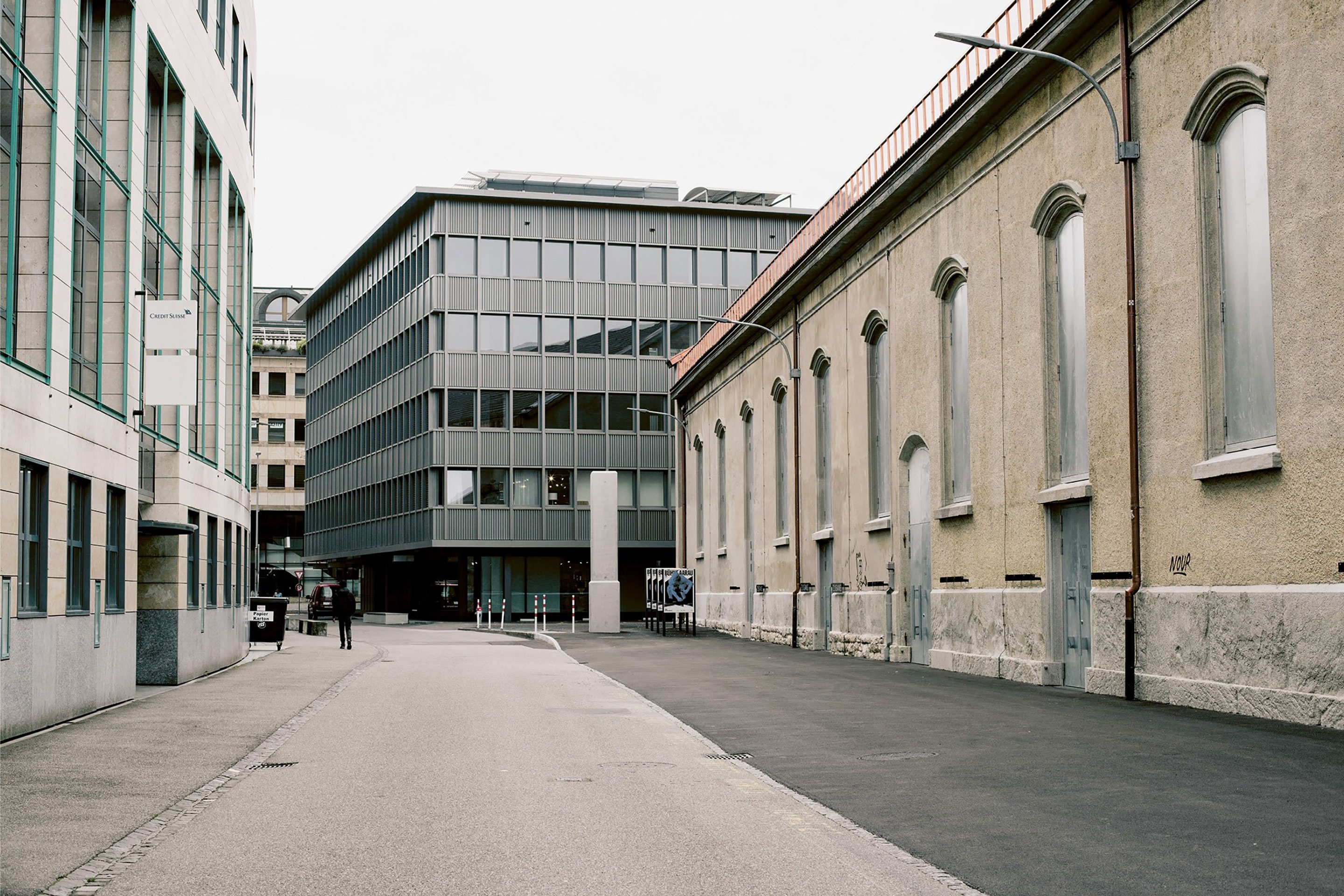Wie eine Mauer steht die Reithalle am Apfelbaumweg. Während der Vorstellungen verwandelt sich die Strassenebene in einen Teil des Foyers.