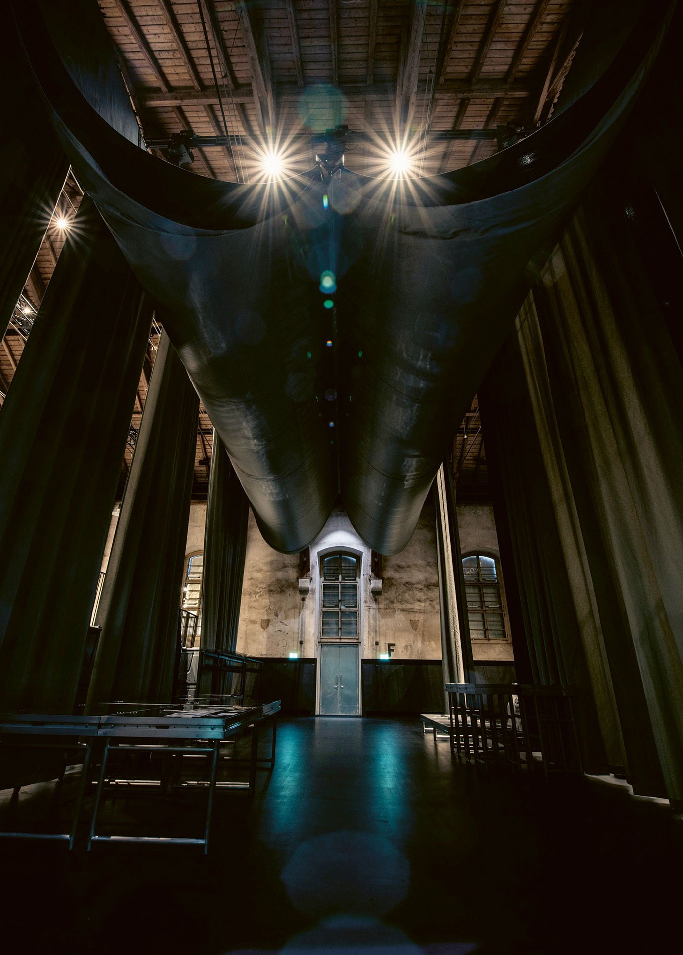 Zwischen den Zuschauertribünen fängt ein schwerer Vorhang die Nebengeräusche ein.