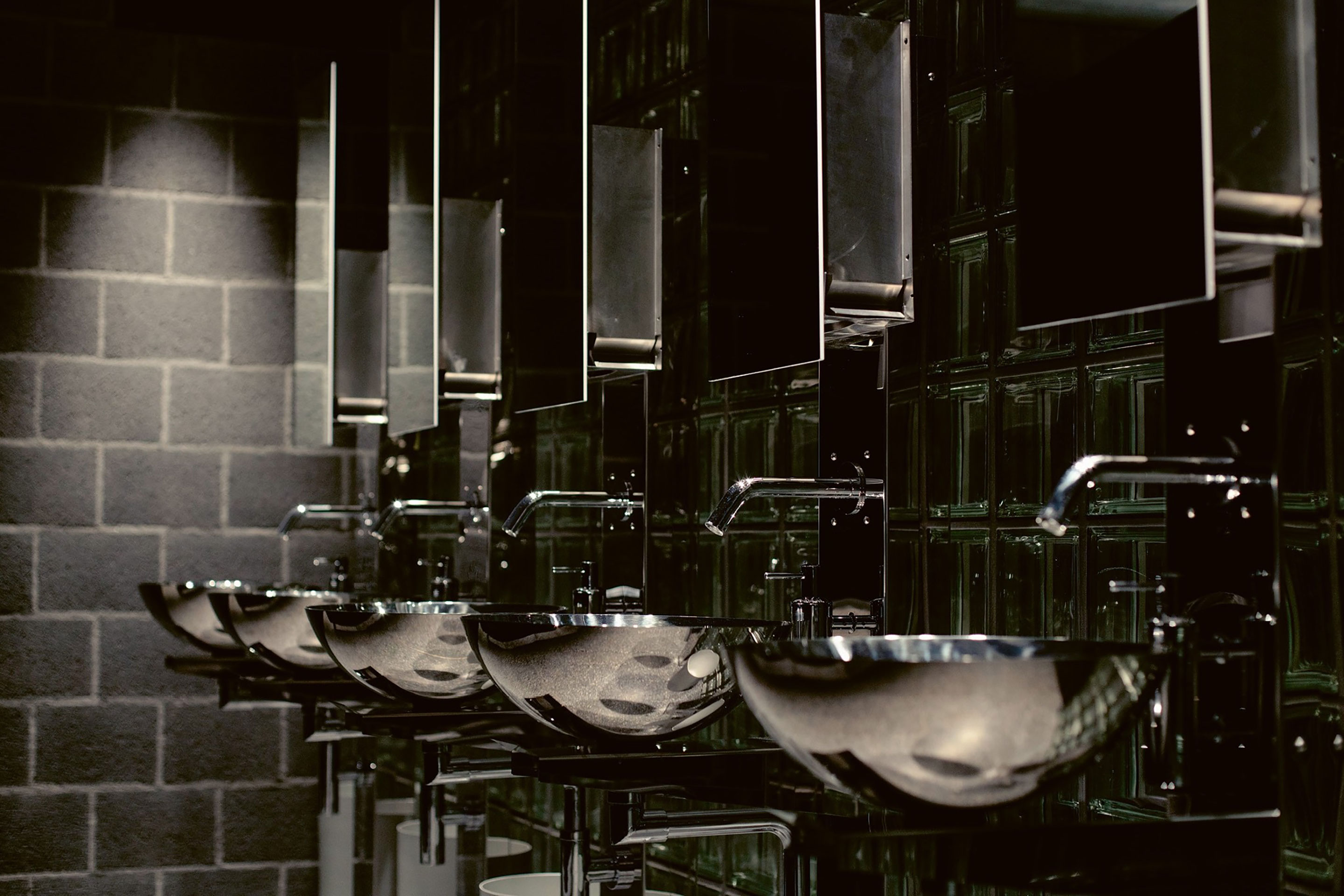 Die inszenierte Dunkelheit im Innern der Betonkuben bringt alle Metallteile zum Schimmern.