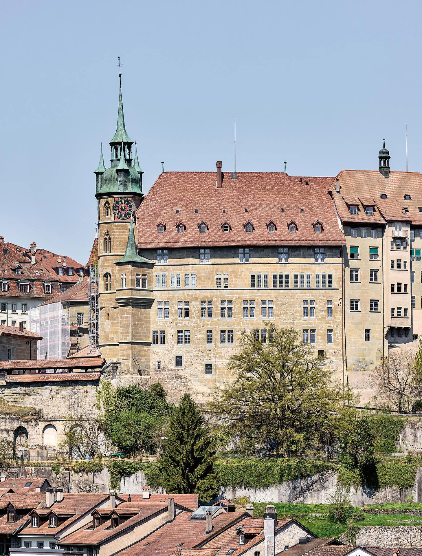 Wie hat sich der Ausdruck der Macht in 500 Jahren verändert? Das fragt man sich angesichts der Molassefassade des Freiburger Rathauses, die wie eine Klippe aufragt.
