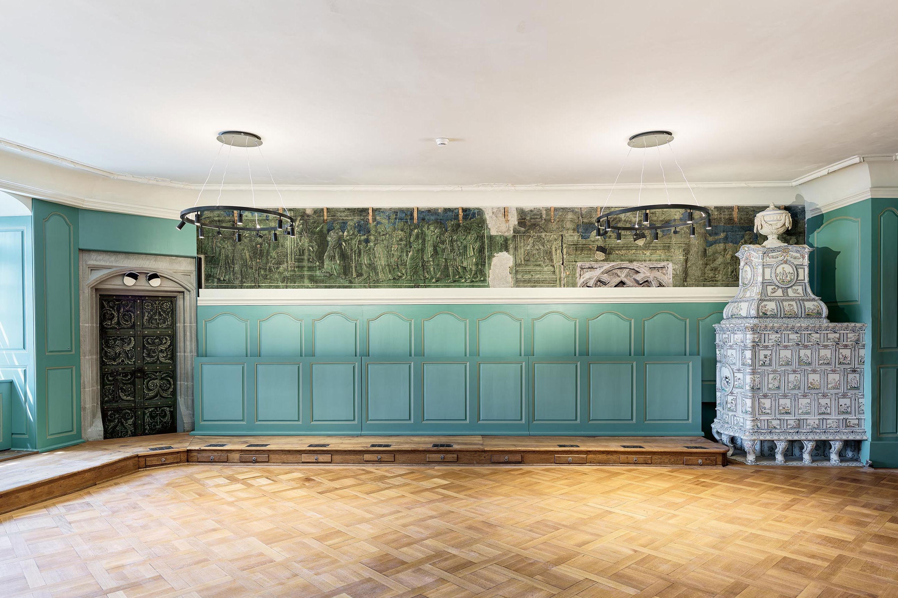 Der Saal des Kleinen Rats im ersten Stock wird nun «Susanna-Saal» genannt, nach dem Namen des Freskos aus dem 18. Jahrhundert, das während der Bauarbeiten gefunden wurde. Es wird enthüllt, wenn der obere Teil der Holzvertäfelung mechanisch im Sockel verschwindet.