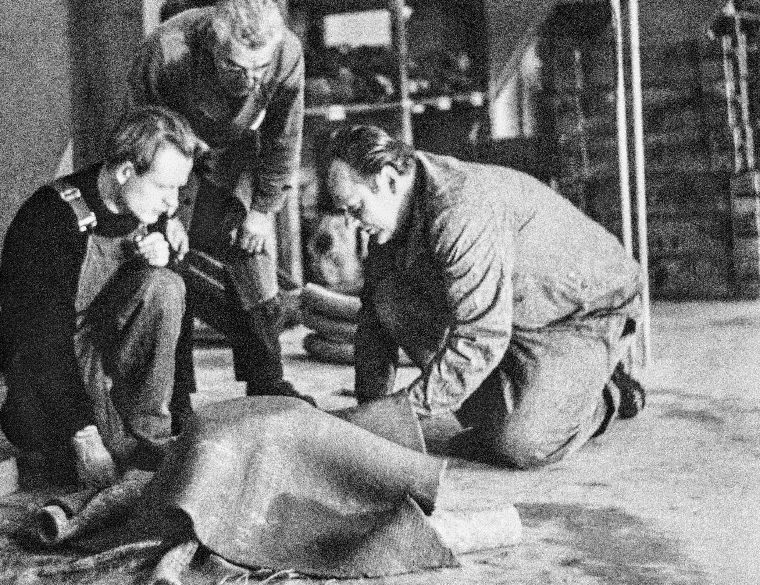 Willy Guhl formt mit Robert Haussmann und Werkstattleiter A. Noser ein Pflanzgefäss, 1952, Designsammlung, Museum für Gestaltung Zürich