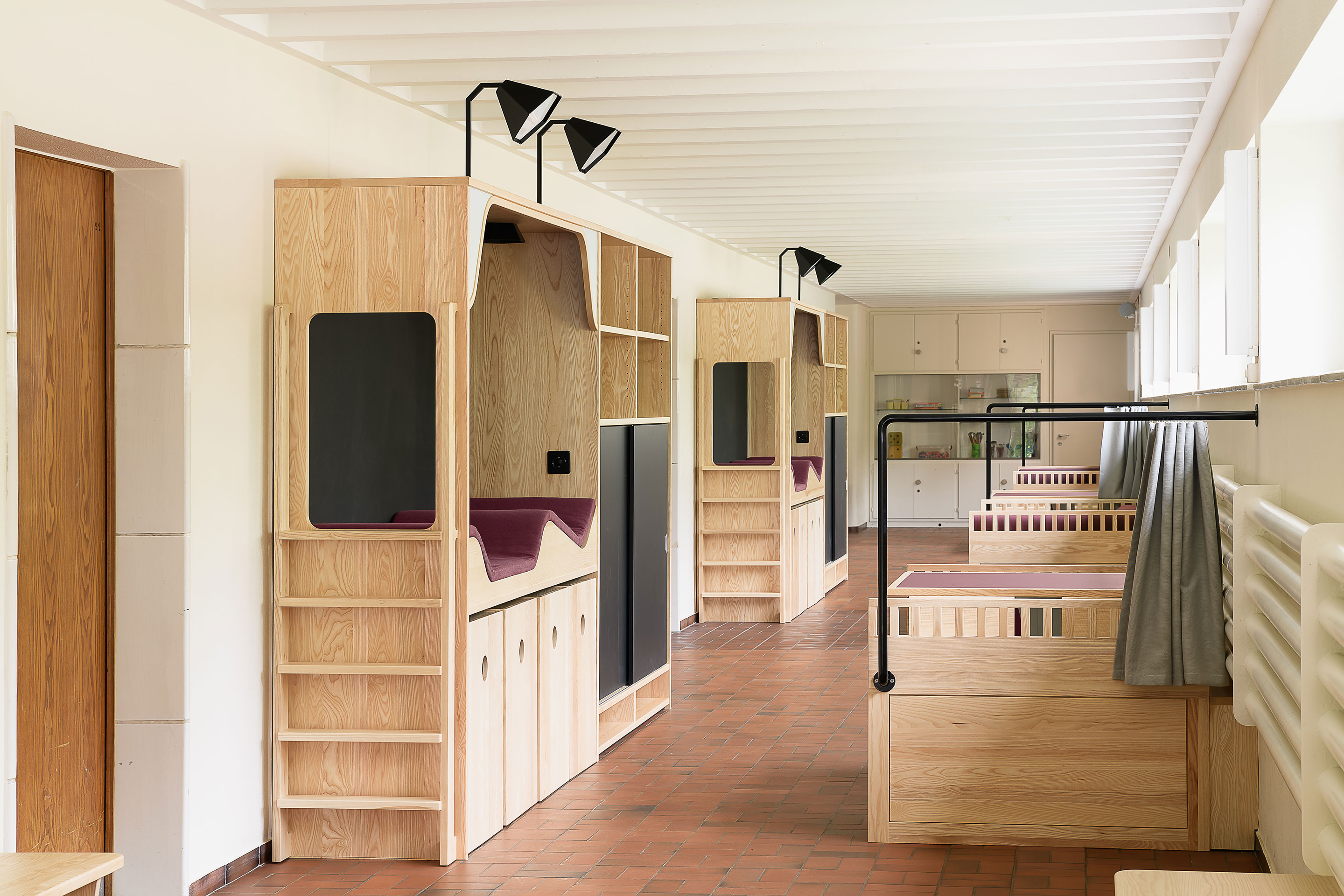 Die Möbel sind so in die Gänge eingefügt, dass sie die grosszügige Raumwirkung mit dem Rhythmus der Deckenstruktur nicht unterbrechen.