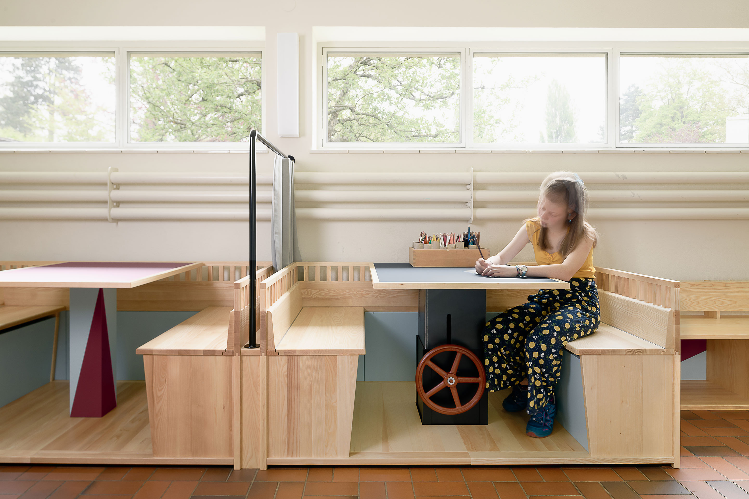 Die Tischfläche auf Arbeitshöhe