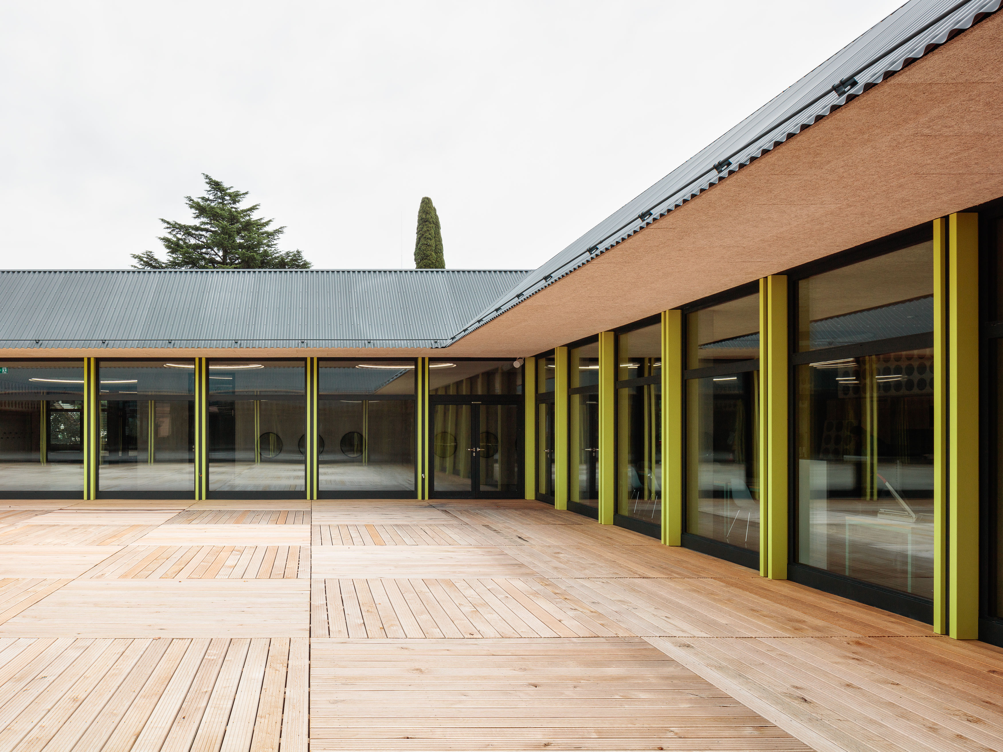 Collège Courbet: un préau secondaire est construit sur le plafond de la salle de gymnastique