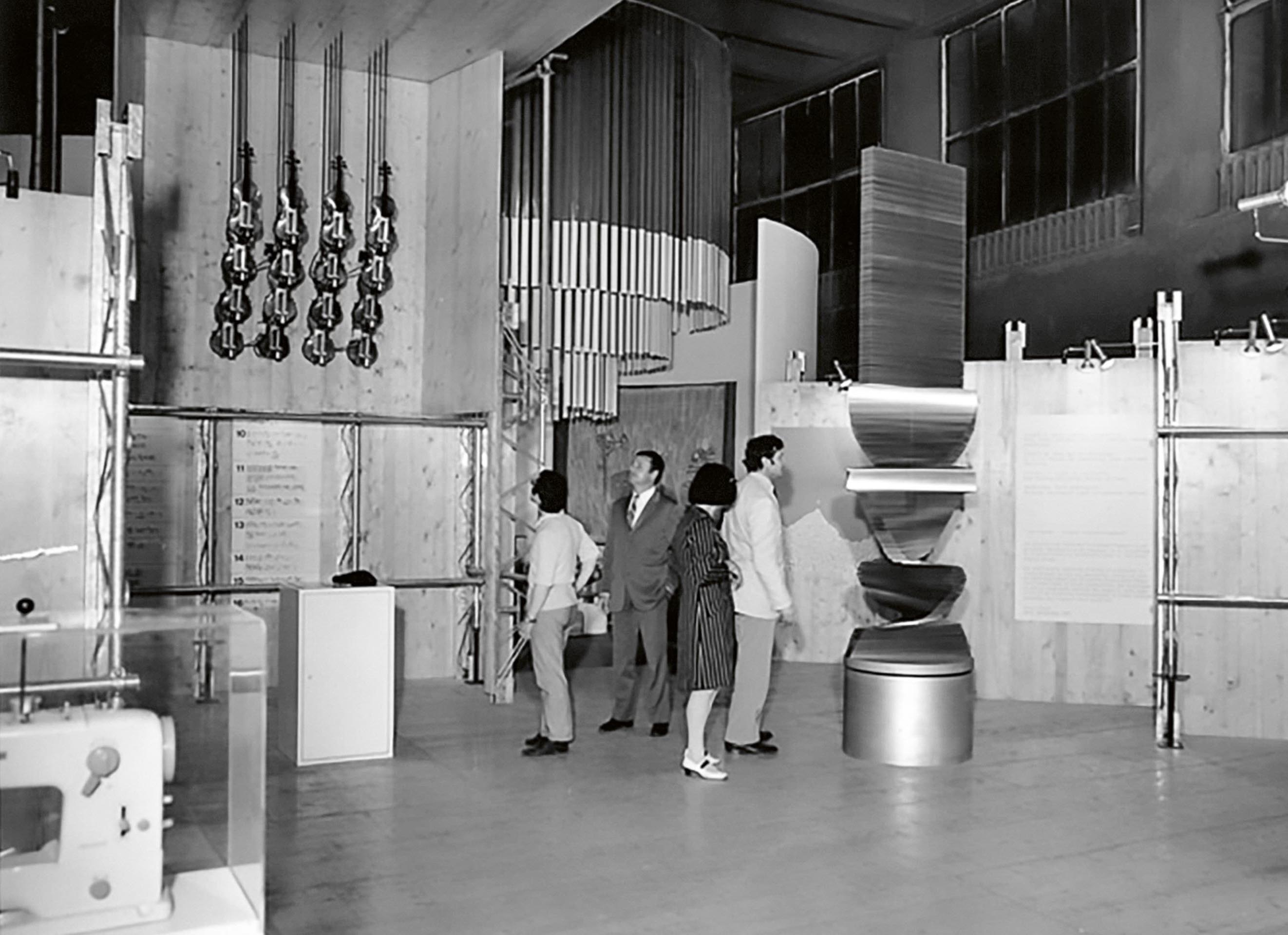 Allestimento della sezione svizzera, a cura di F. Schwarz, R. Gutmann, F. Gloor e L. Burckhardt. In primo piano i pannelli esplicativi. A sinistra l’installazione Régions II di Hans Ulrich Lehmann.