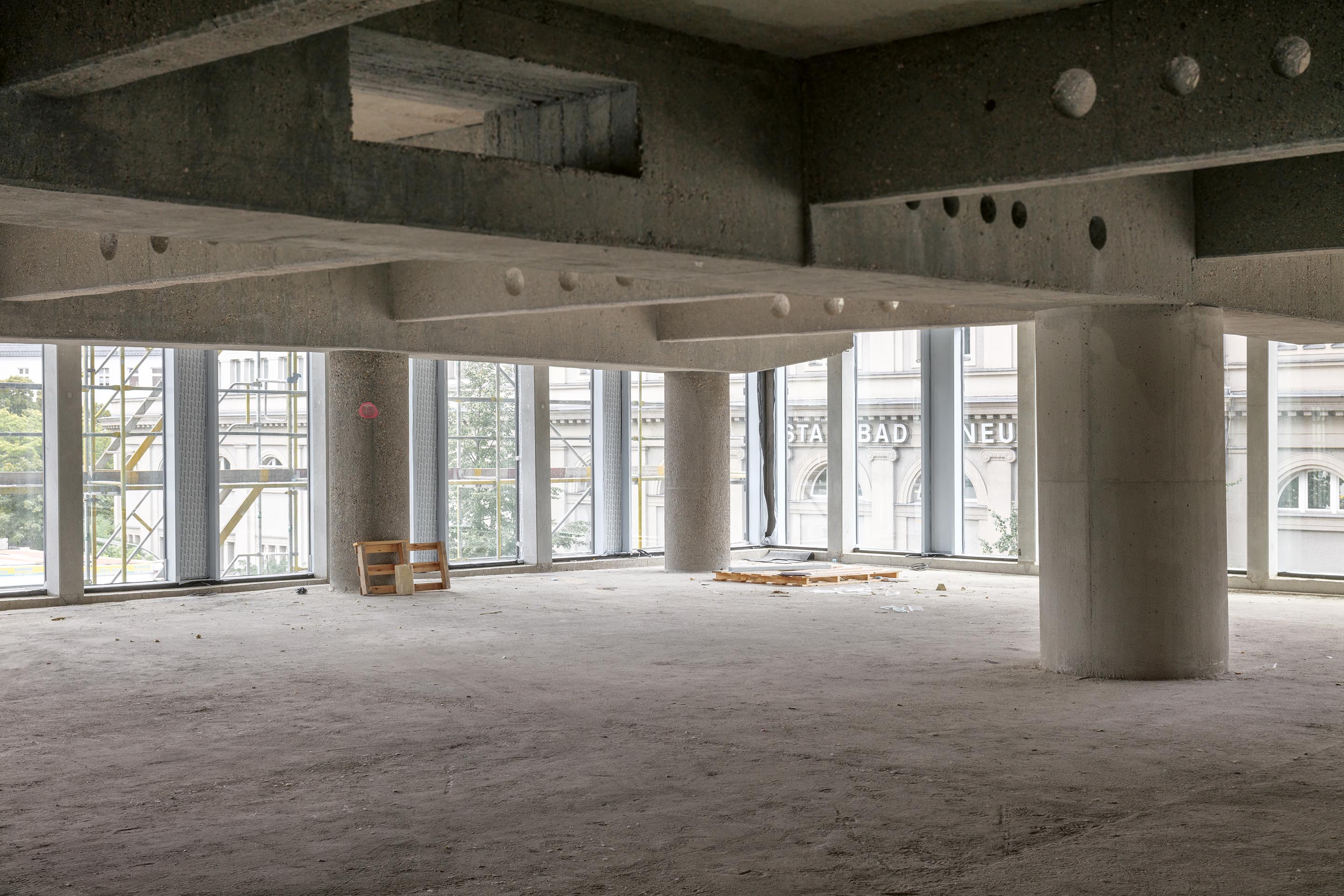 Kalle Neukölln, Berlin: l’ancien parking sera reconverti en centre-commercial aux multiples usages (food-court, coworking, terrasse avec piscine).