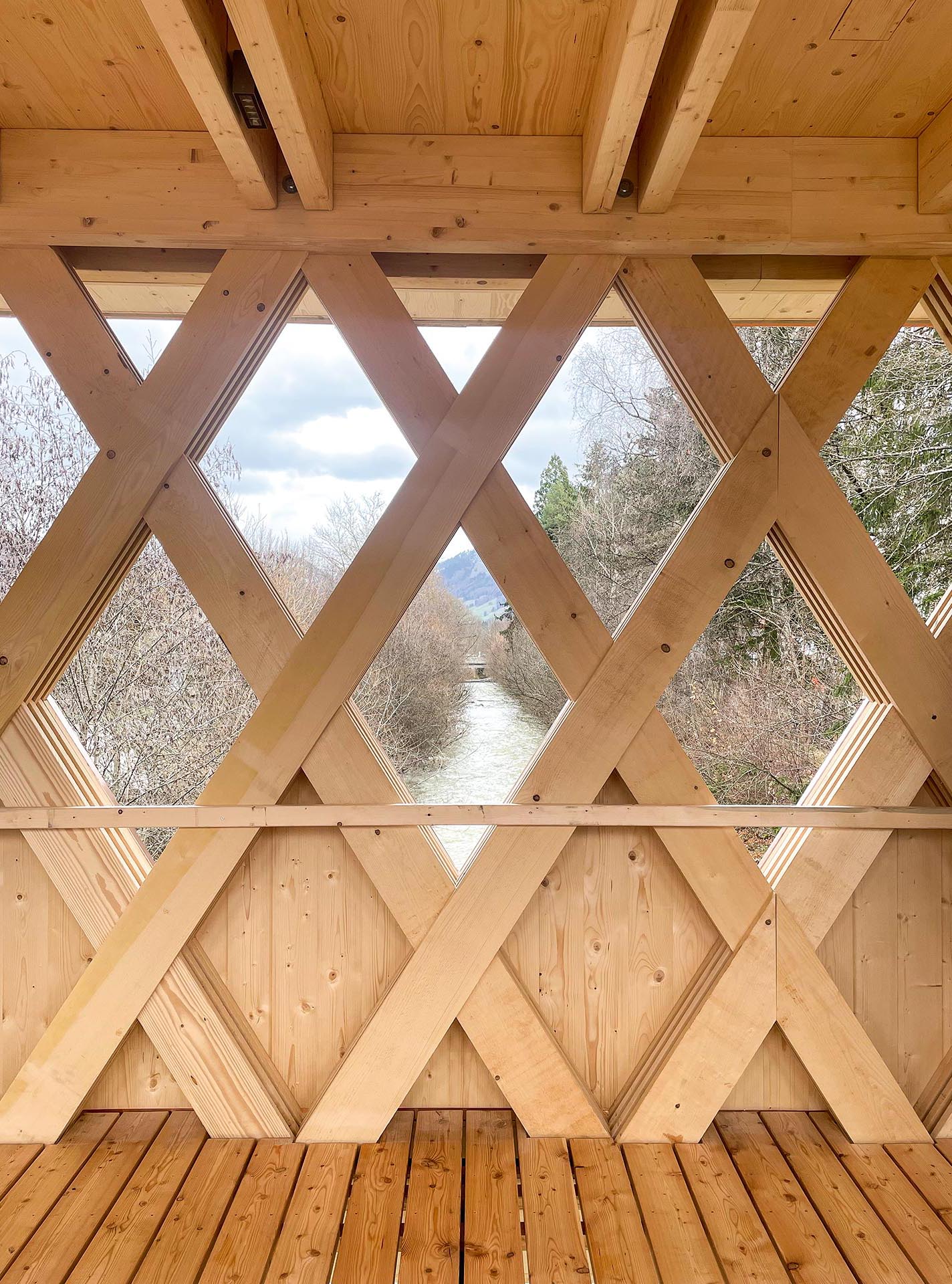 Le traitement des diagonales du treillis permet de conserver le rapport au cours d’eau.