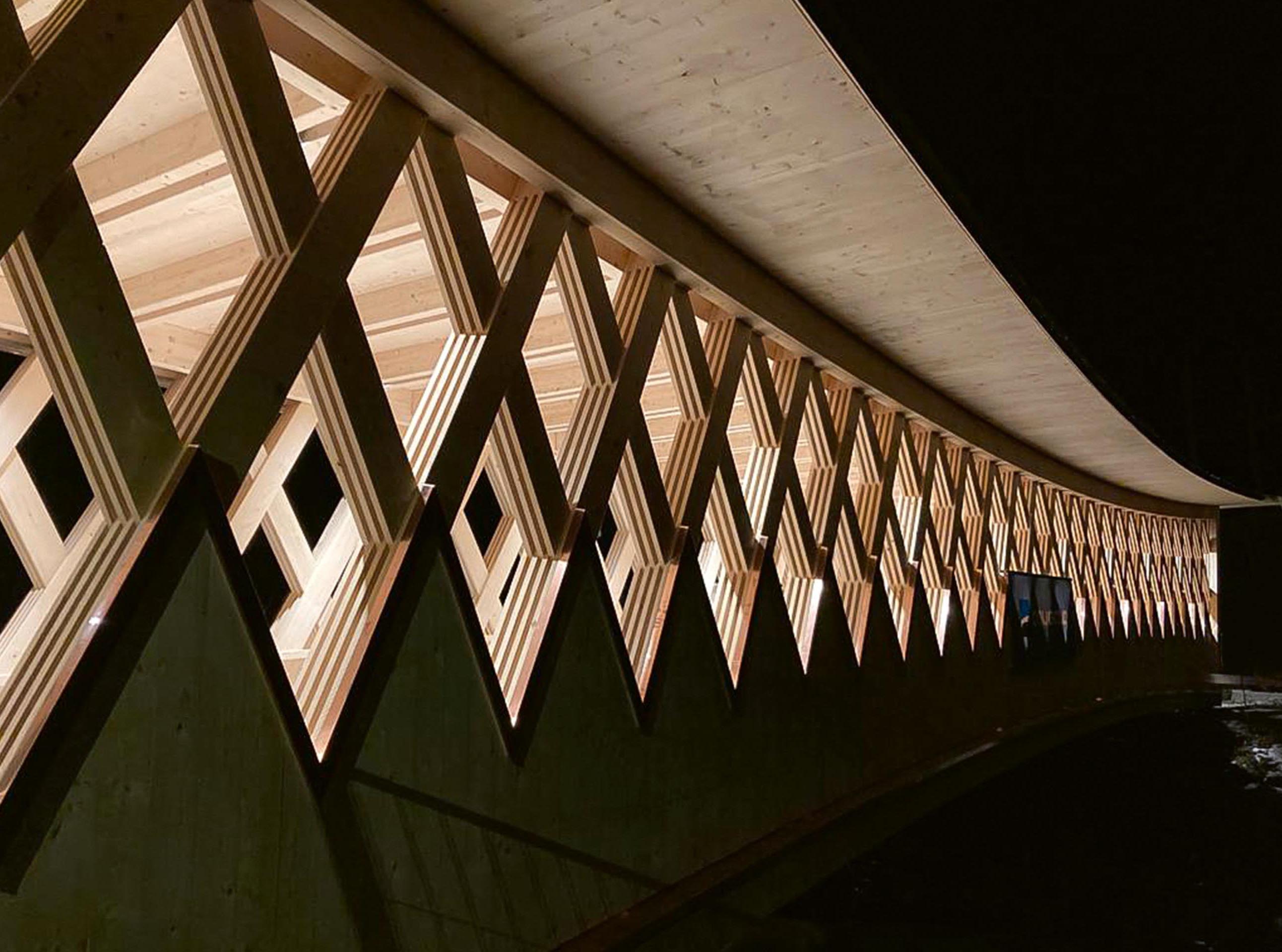 L’entrecroisement des lattes composant les diagonales du treillis ainsi que le dédoublement des solives en toiture participent à l’affinement visuel de la structure.
