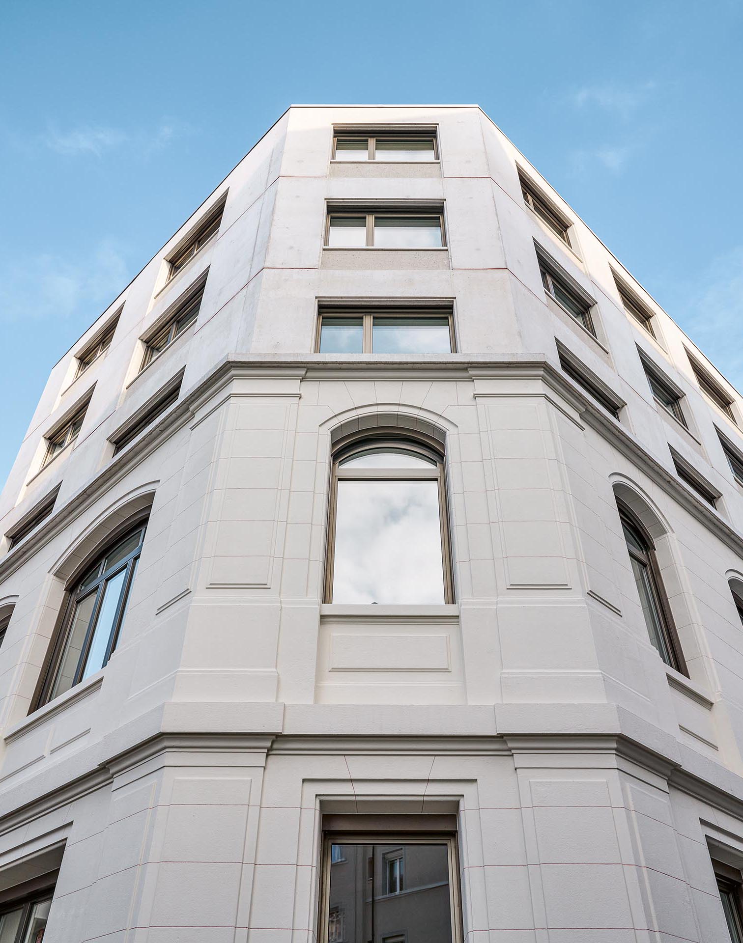 La structure existante est complétée par deux surélévations qui reprennent subtilement certains éléments de l’existant.