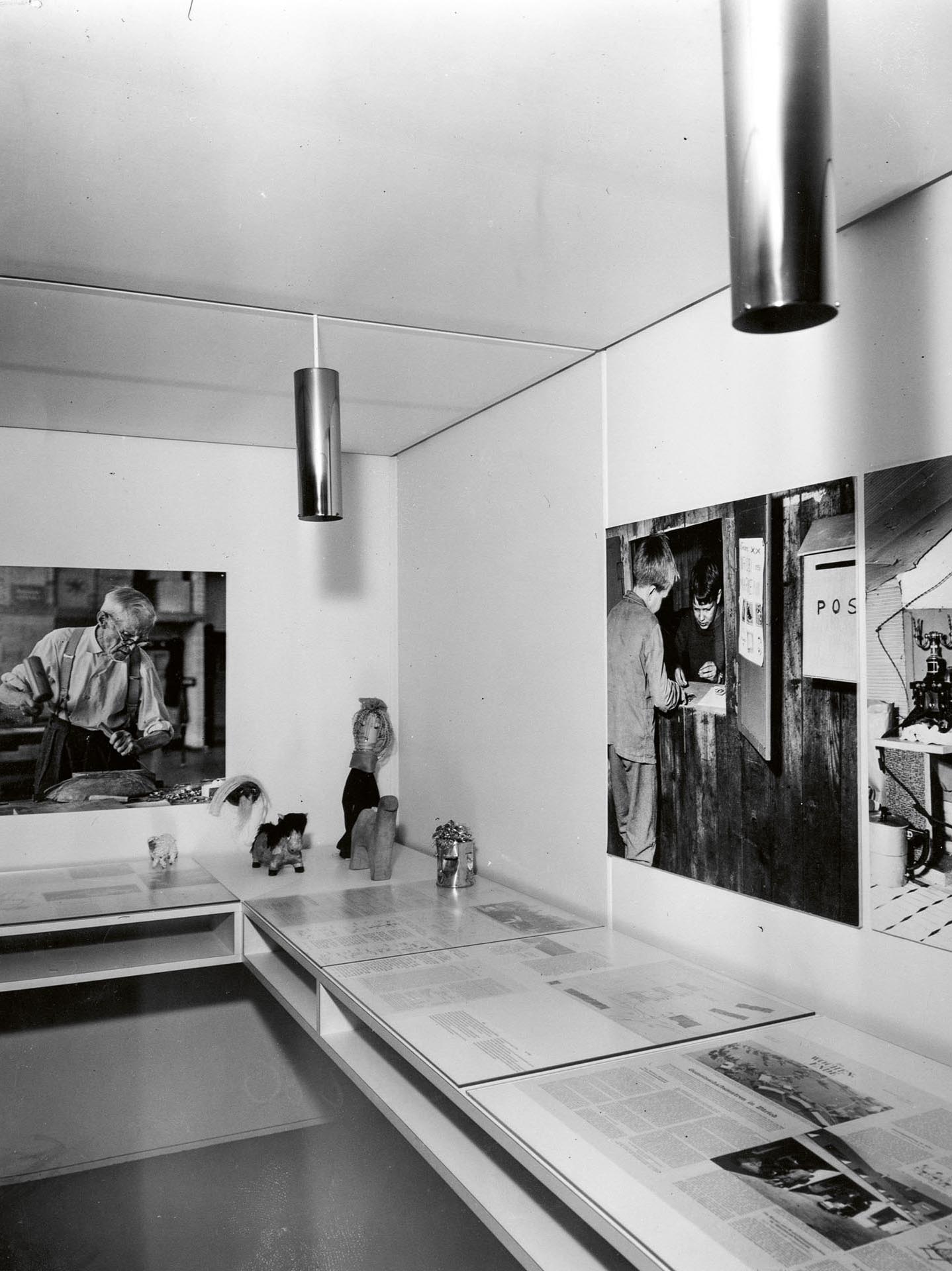 XIII Triennale, Sezione Svizzera, 1964. Allestimento di Hans Fischli, spazio dedicato alla documentazione.