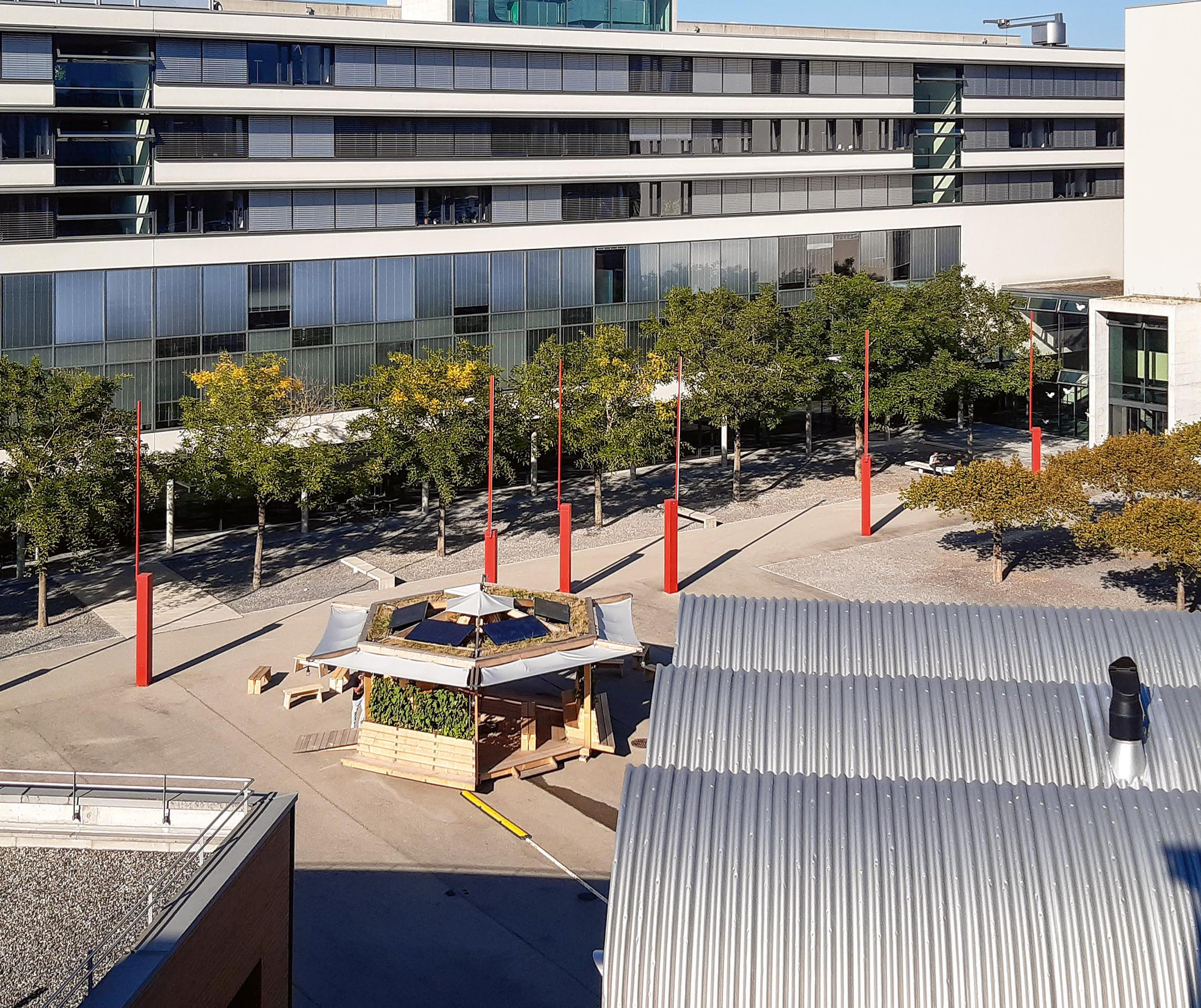 Le pavillon installé en septembre 2021 sur le campus UNI-FR+HEIA-FR de Pérolles à Fribourg. Cet emplacement très minéral est connu pour devenir particulièrement chaud en période estivale.