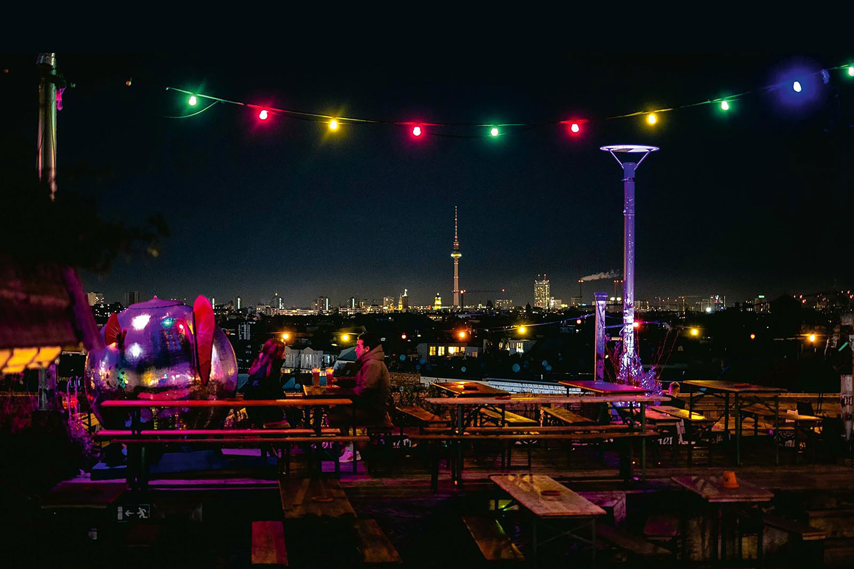 Auf dem obersten Parkhausdeck einer Berliner Shoppingmall hat sich der «Klunkerkranich» niedergelassen: Disco und Dachgarten in einem. Der Blick ist so faszinierend, dass manche auch im Winter ihr Bier draussen trinken.