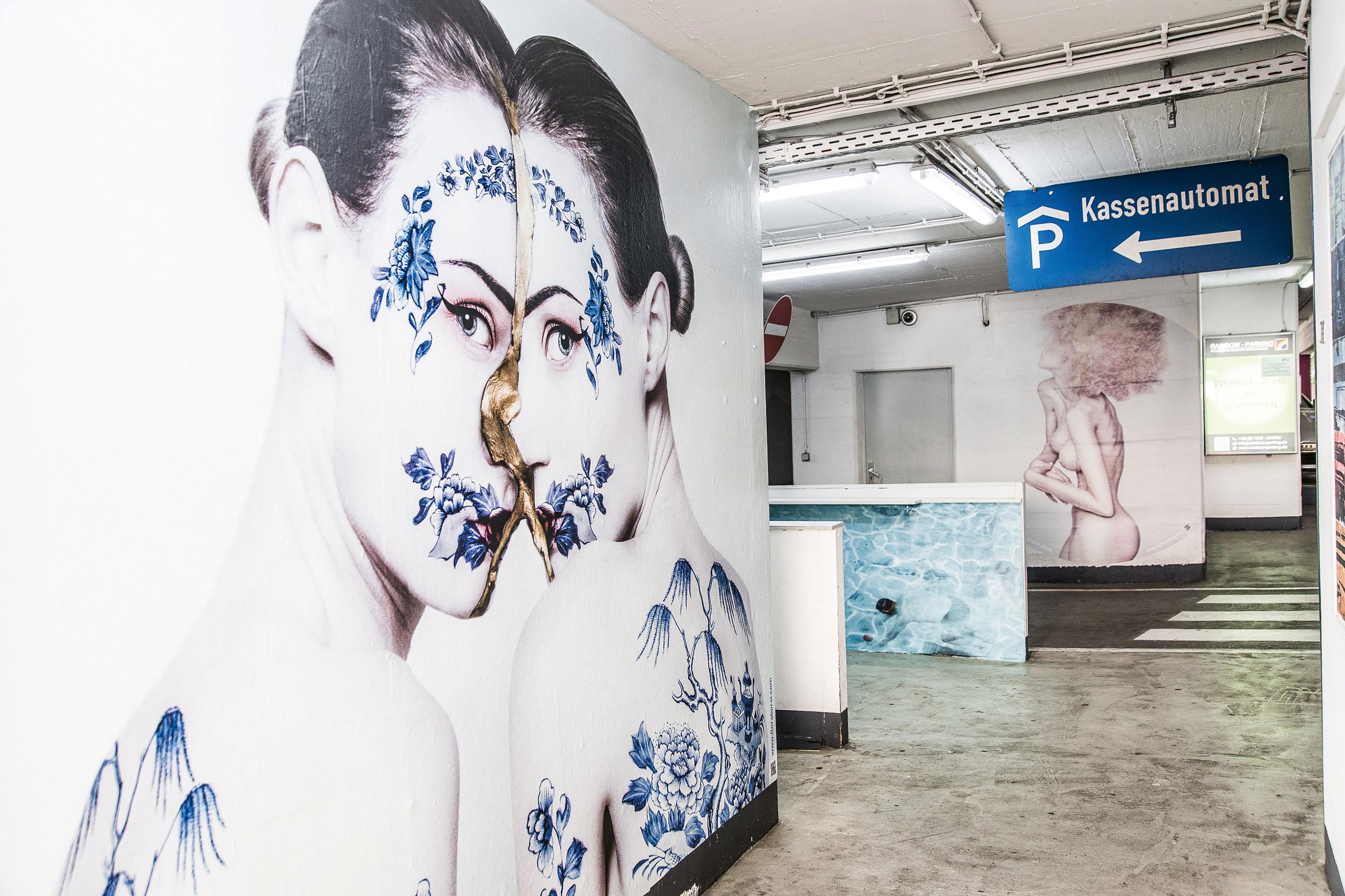 Jährlich wechselnd werden die Wände mit neuen Fotos tapeziert. Für 2.50 Euro die Stunde kann man dazwischen nach wie vor sein Auto abstellen.