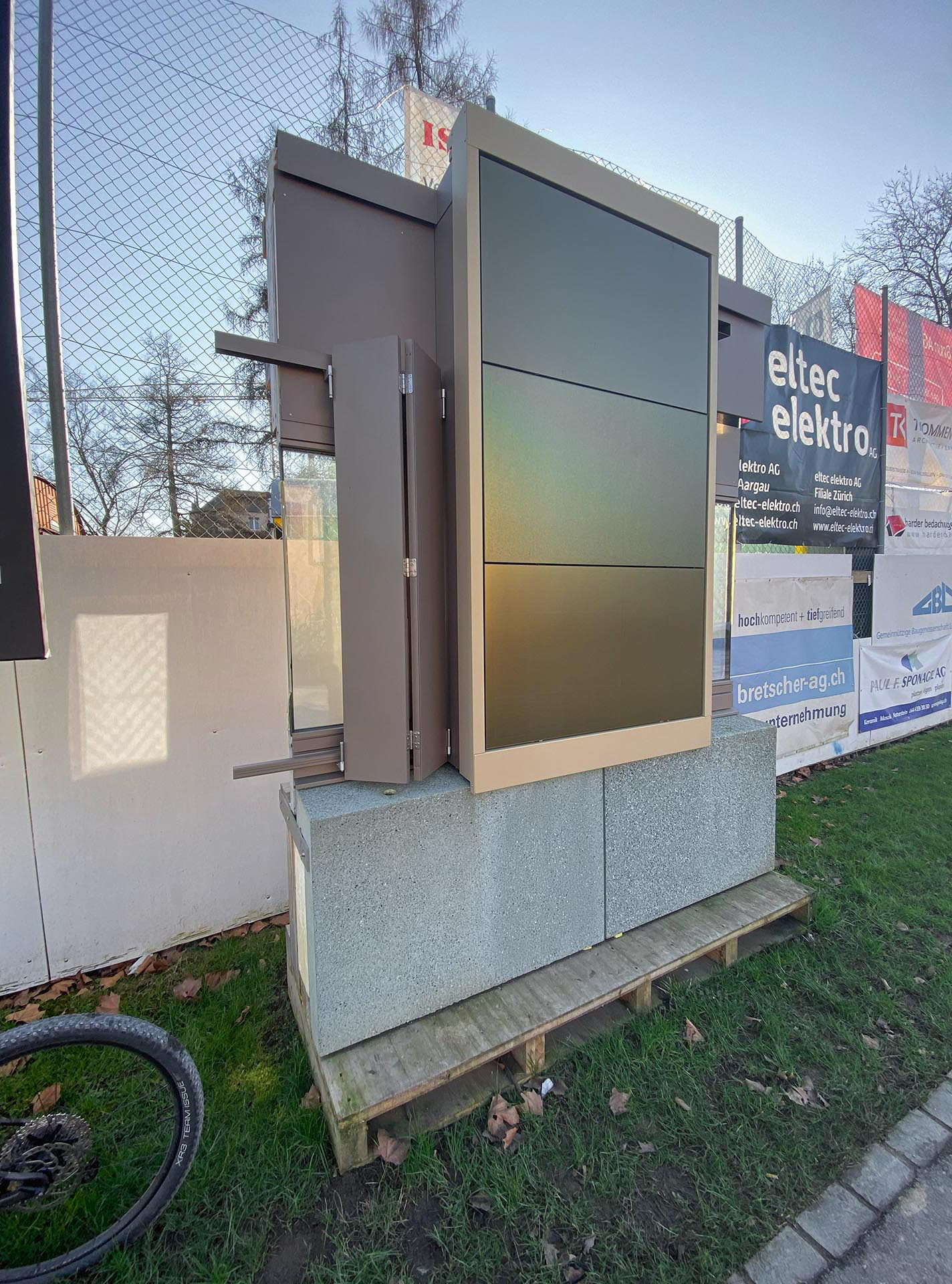 Mockup der Fassadenkonstruktion mit PV-Fassadenelementen.