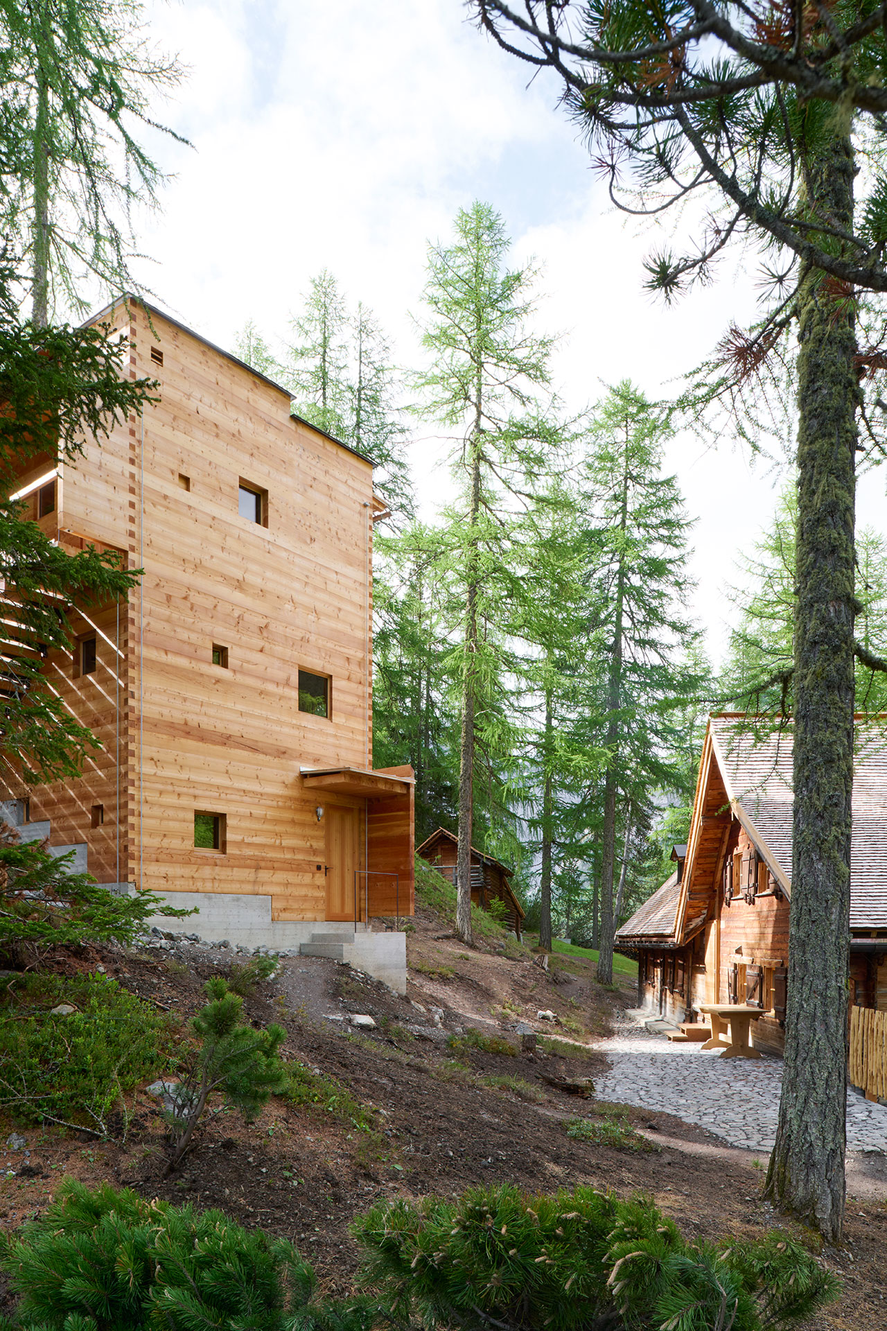 Links der neue Turm, rechts die Hütte von 1910.