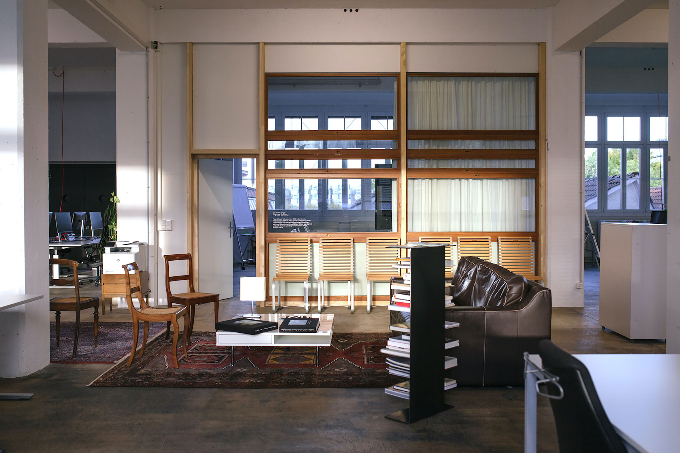 Fensterelemente dienen als Wände für das Sitzungszimmer, so dass auch der Raum dahinter lichtdurchflutete bleibt.