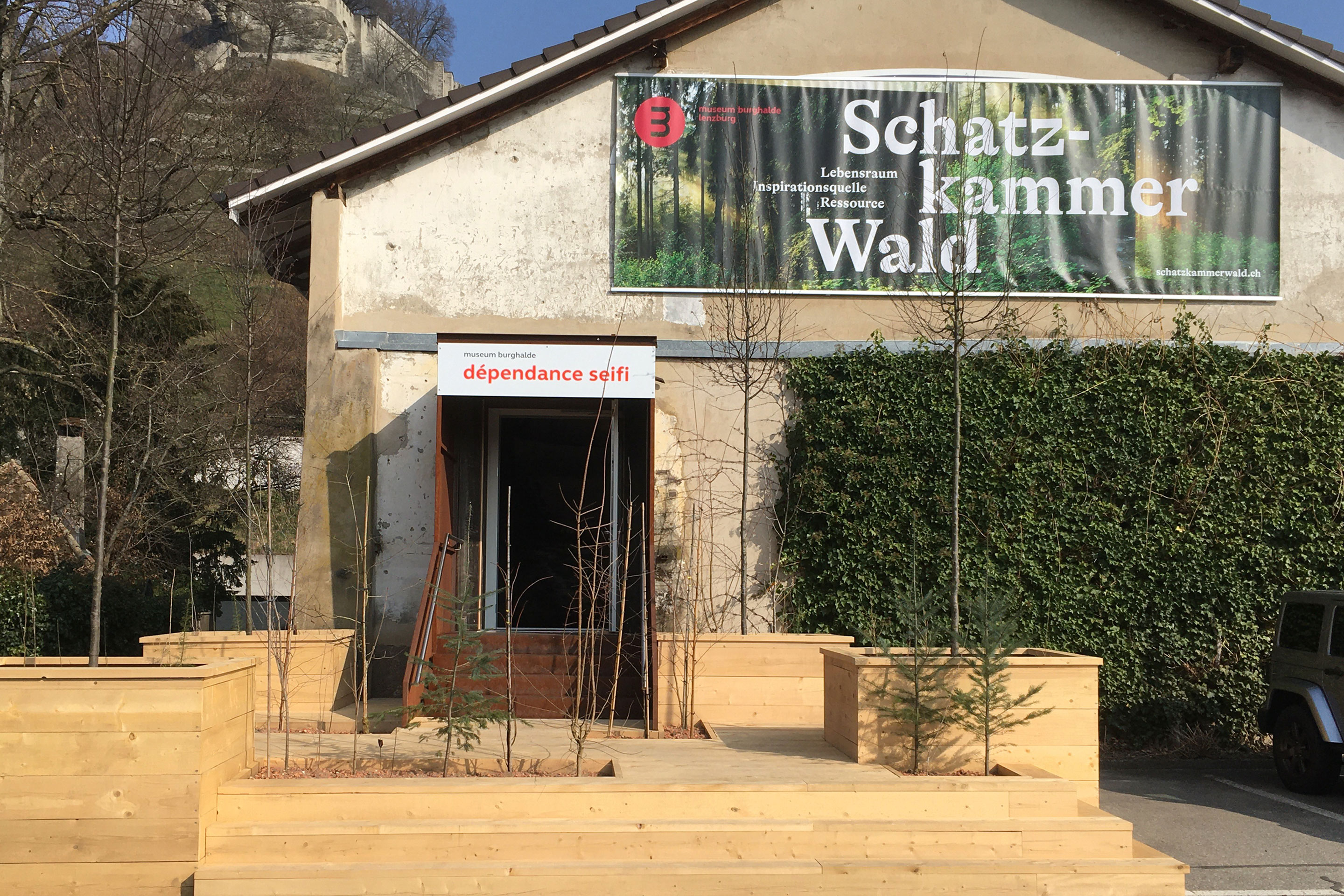 Der Eingangsbereich mit dem «kleinen Wald» zum Einstimmen.