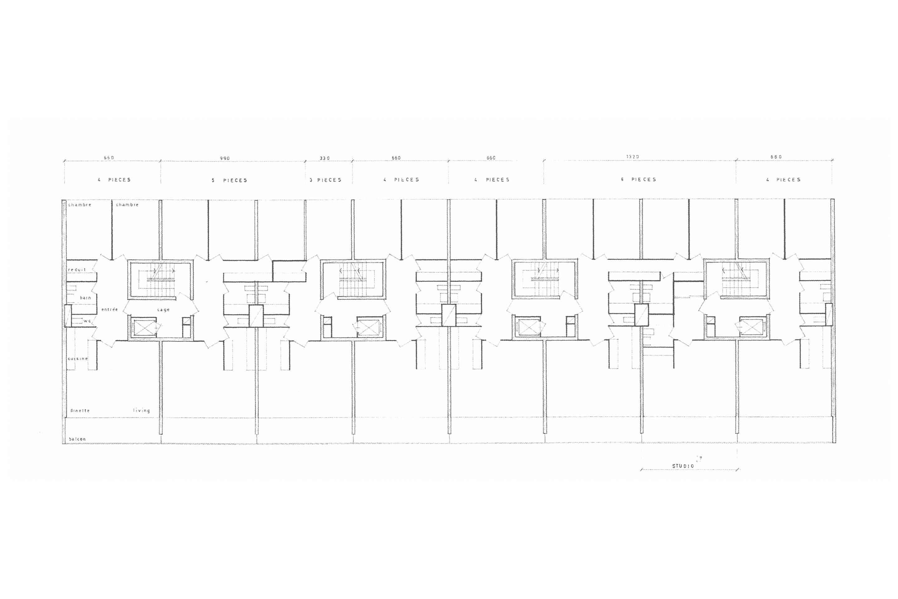 Étage type de Meyrin Parc, de Georges Addor et Louis Payot. Le quatre-pièce se laisse aisément transformer, en transférant une chambre à l’arrière à un appartement voisin. La «dînette», dans le prolongement de la cuisine-laboratoire, est une figure archétypique de cette typologie. Ici, elle n’est pas séparée du salon, comme c’est parfois le cas.