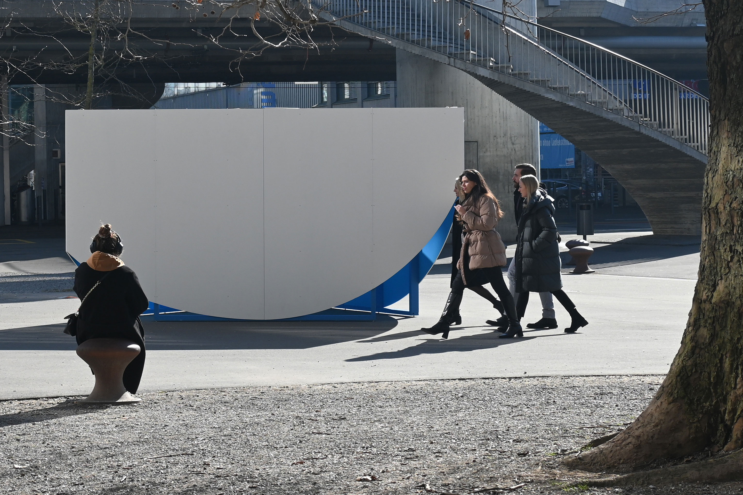 Von aussen wirkt der Pavillon wir ein zusammengefaltetes Objekt.
