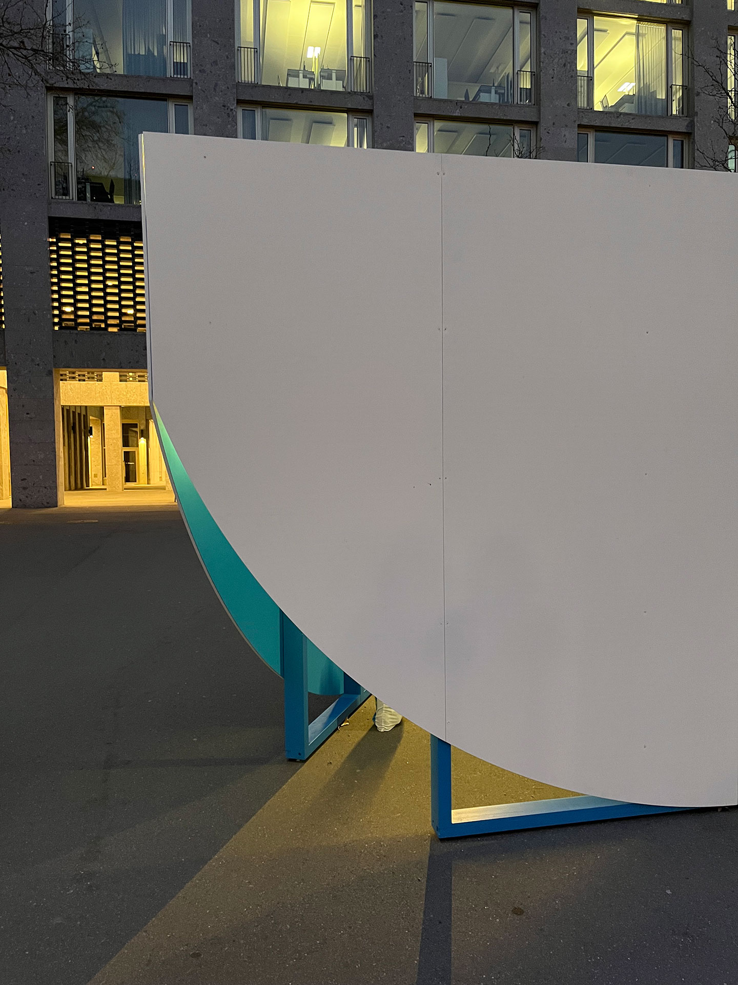 Wie bei einer Gletscherhöhle ist der Zugang auch hier unbequem.