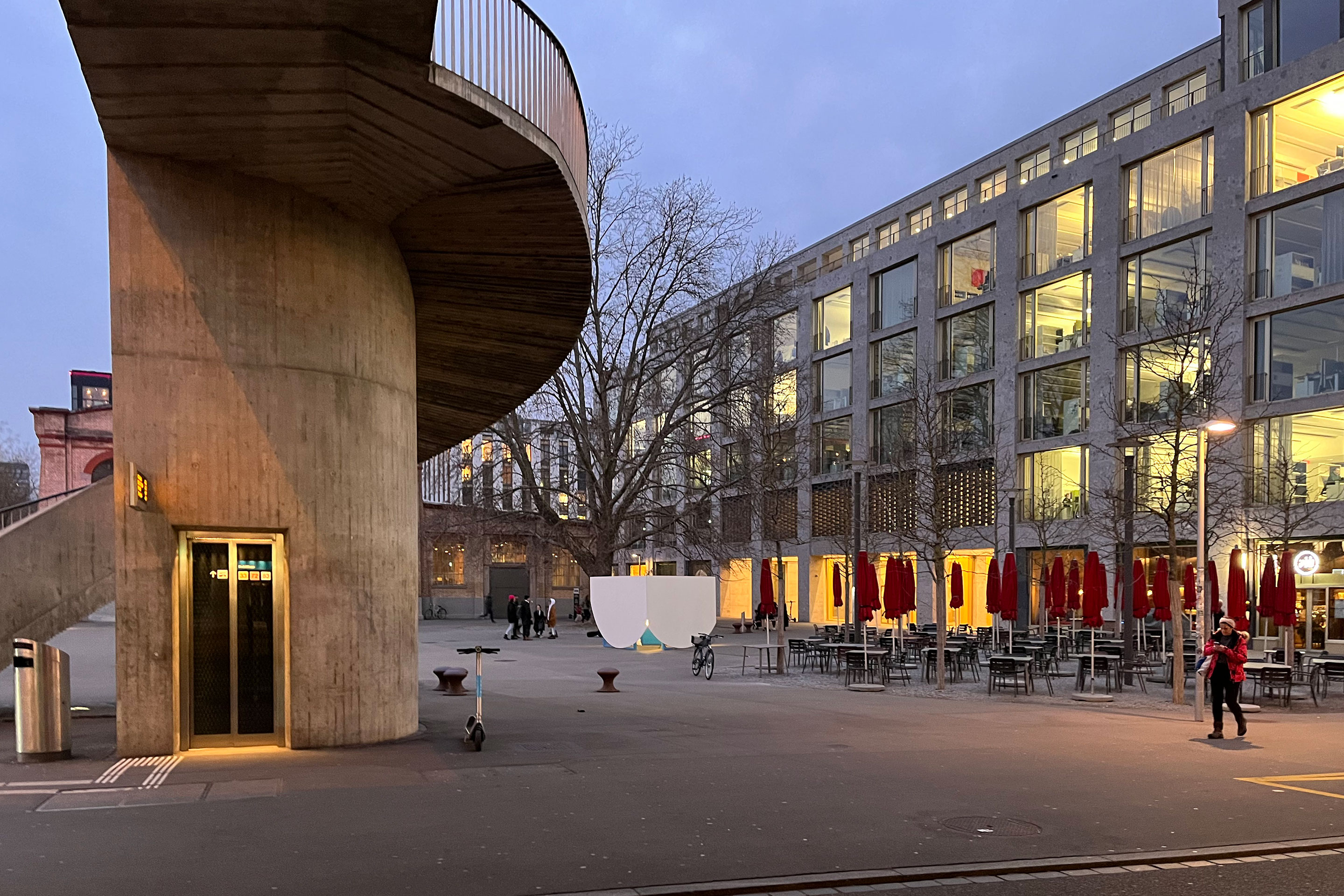Die Geometrie der Umgebung am Schiffbauplatz findet sich im Pavillon wieder.