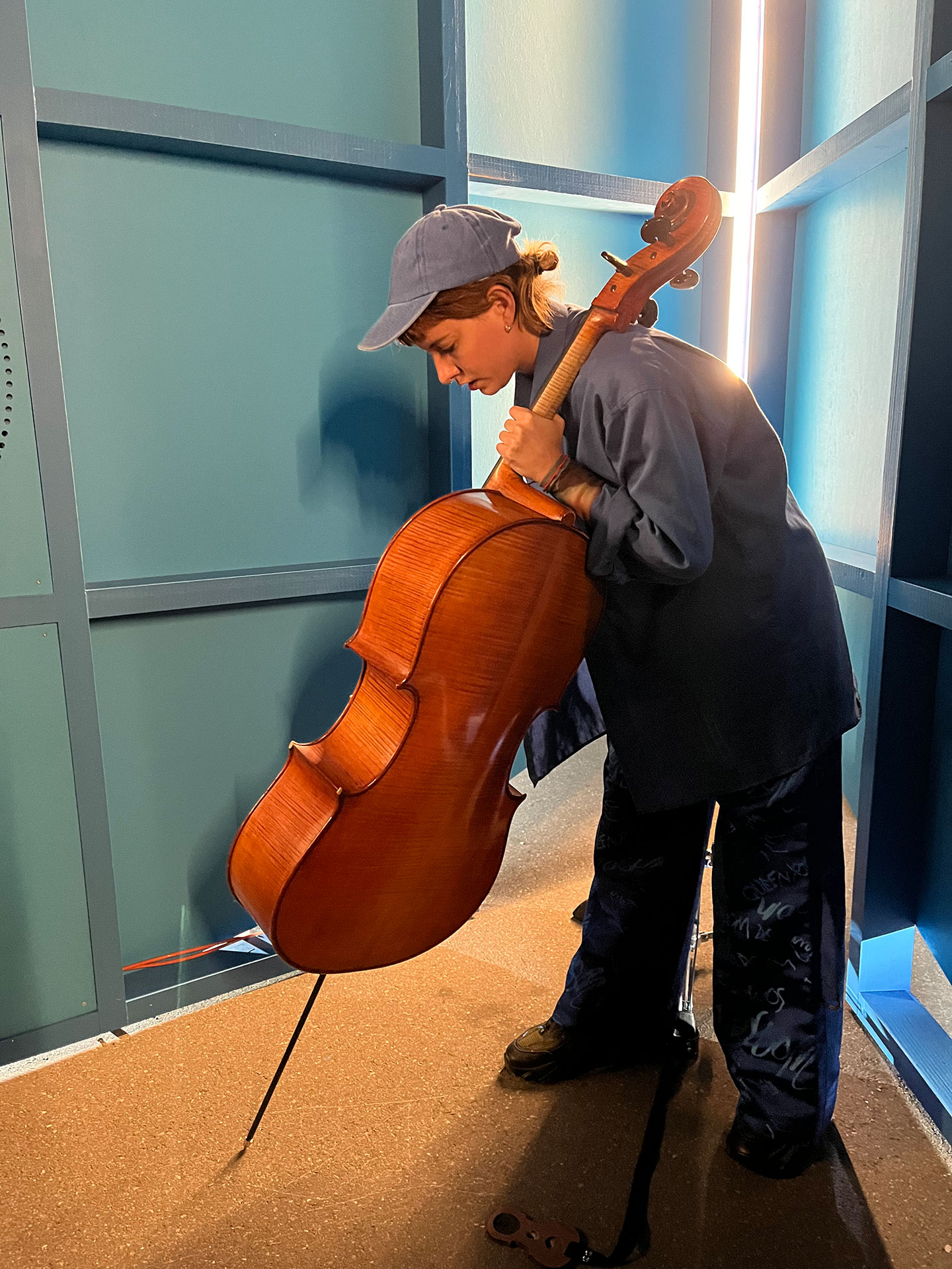 An einzelnen Abenden reagieren Musikschaffende zusätzlich auf die eindringliche Geräuschkulisse (Cello: Violeta Garcia).