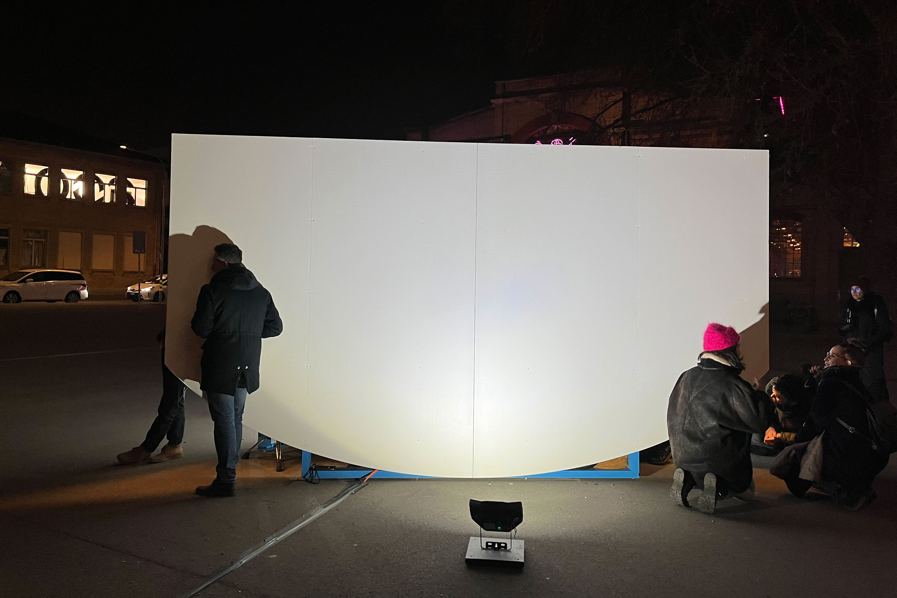 Während einer Performance müssen manche Zuhörer von aussen lauschen – der Innenraum ist schnell gefüllt.